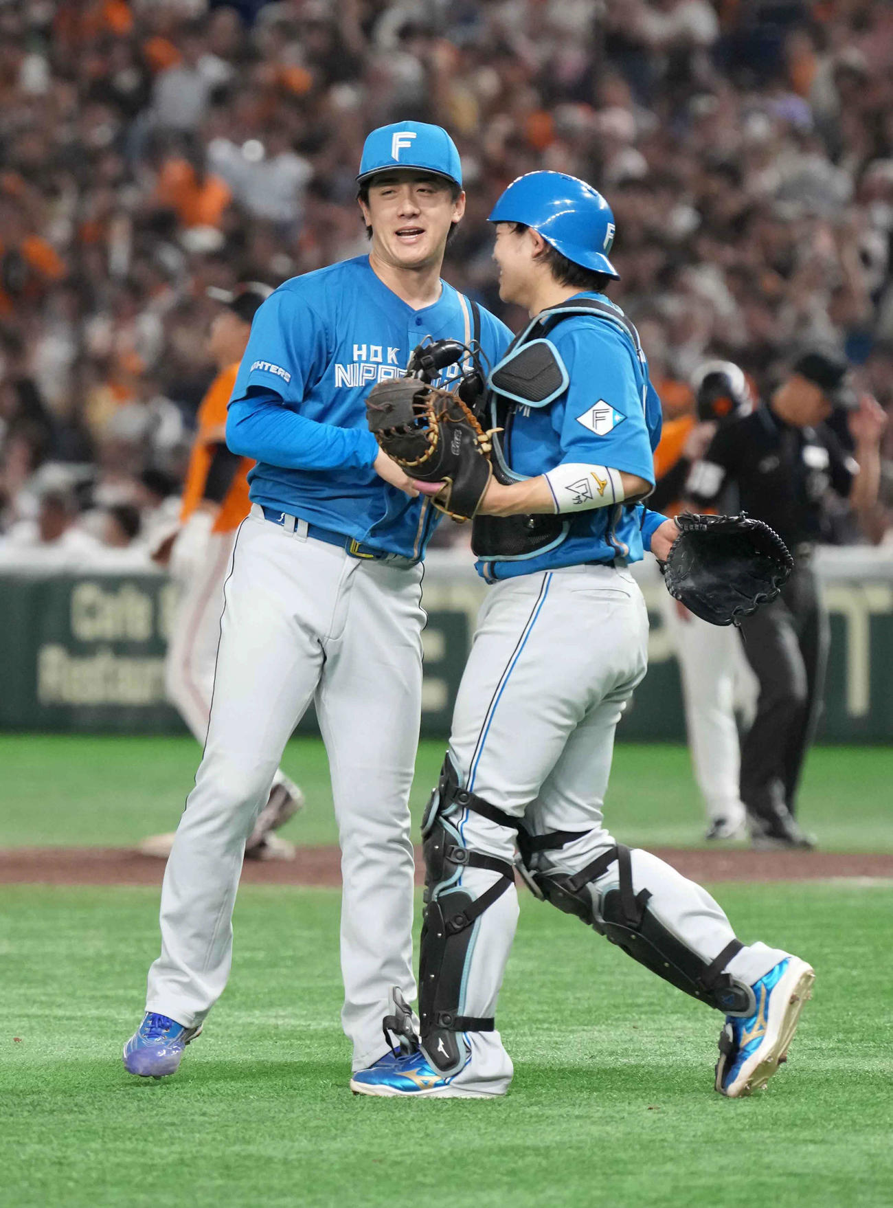 巨人対日本ハム　完投勝利を挙げた日本ハム先発の北山（左）は田宮の祝福を受ける（撮影・小沢裕）
