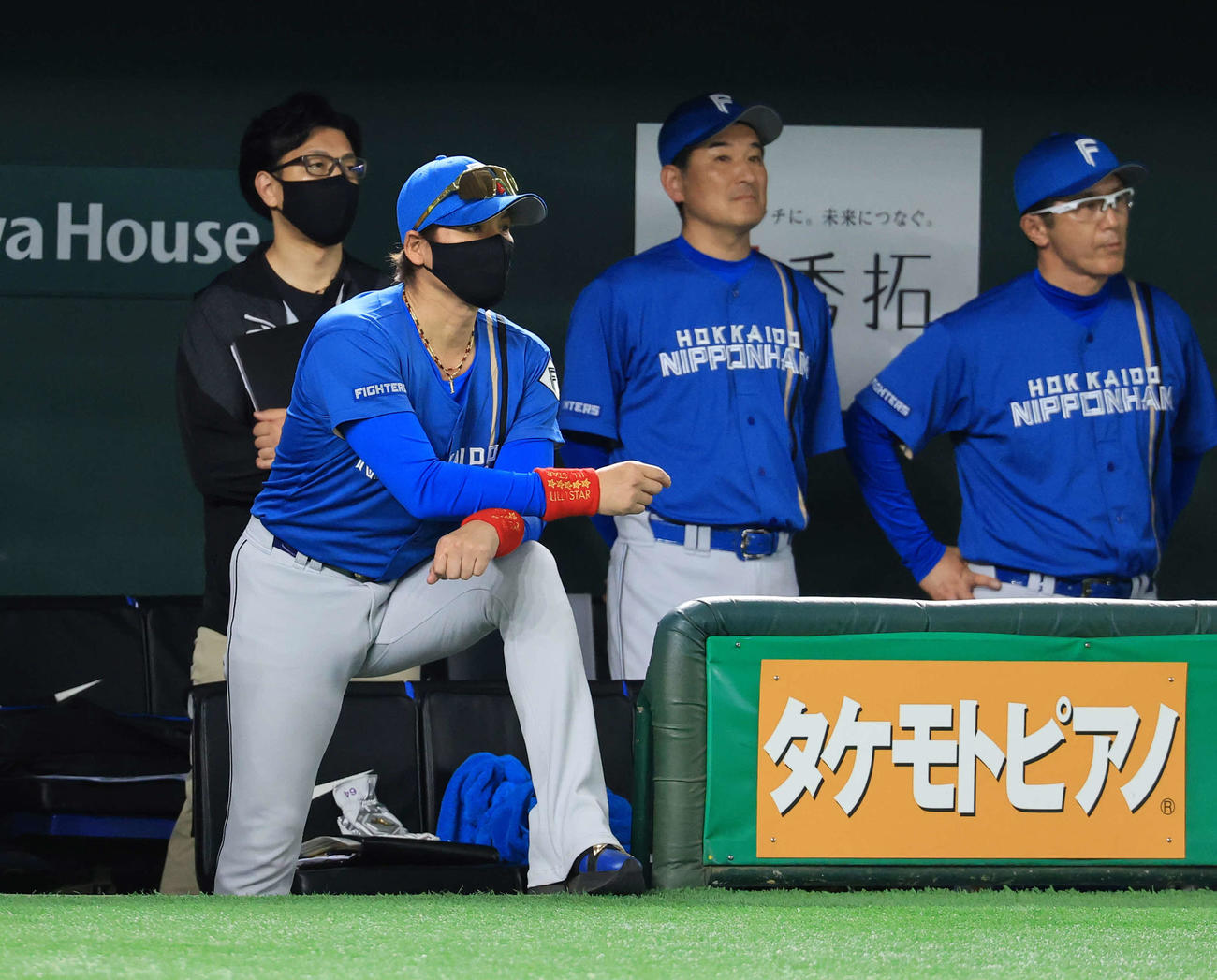 巨人対日本ハム　9回裏巨人の攻撃でベンチから身を乗り出す新庄監督（撮影・浅見桂子）
