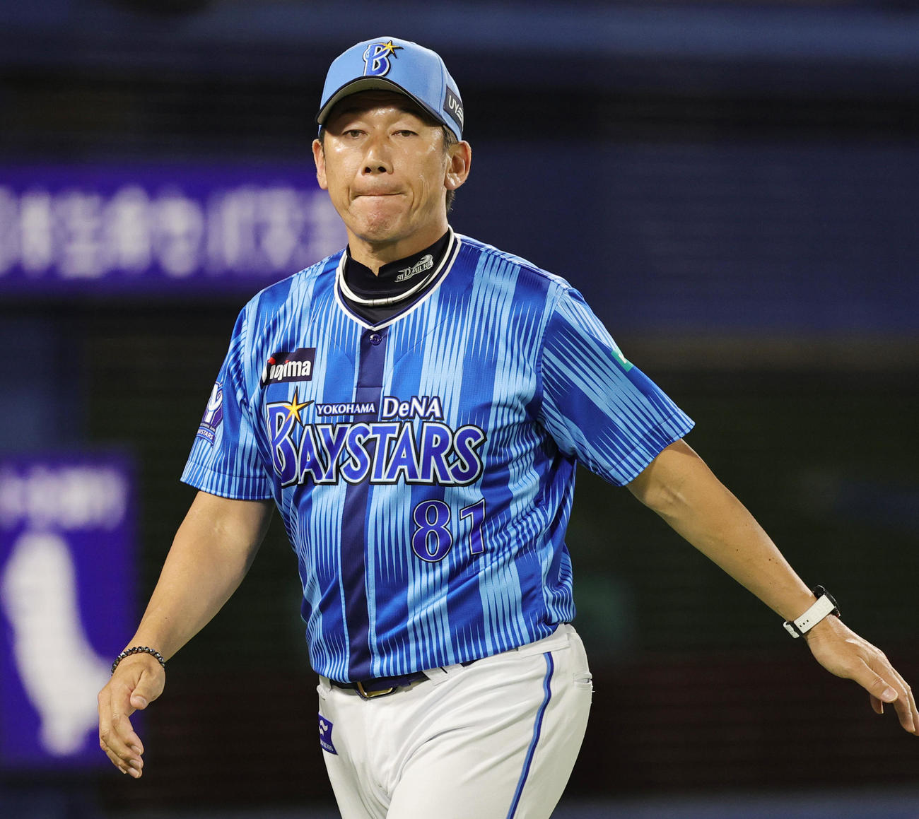 DeNA対西武　選手交代を告げベンチに戻るDeNA三浦監督（撮影・野上伸悟）
