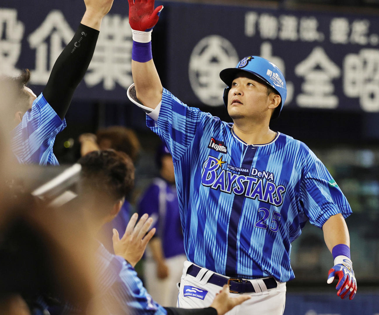 DeNA対西武　7回裏DeNA無死、右越え本塁打を放ち喜ぶ筒香（撮影・野上伸悟）