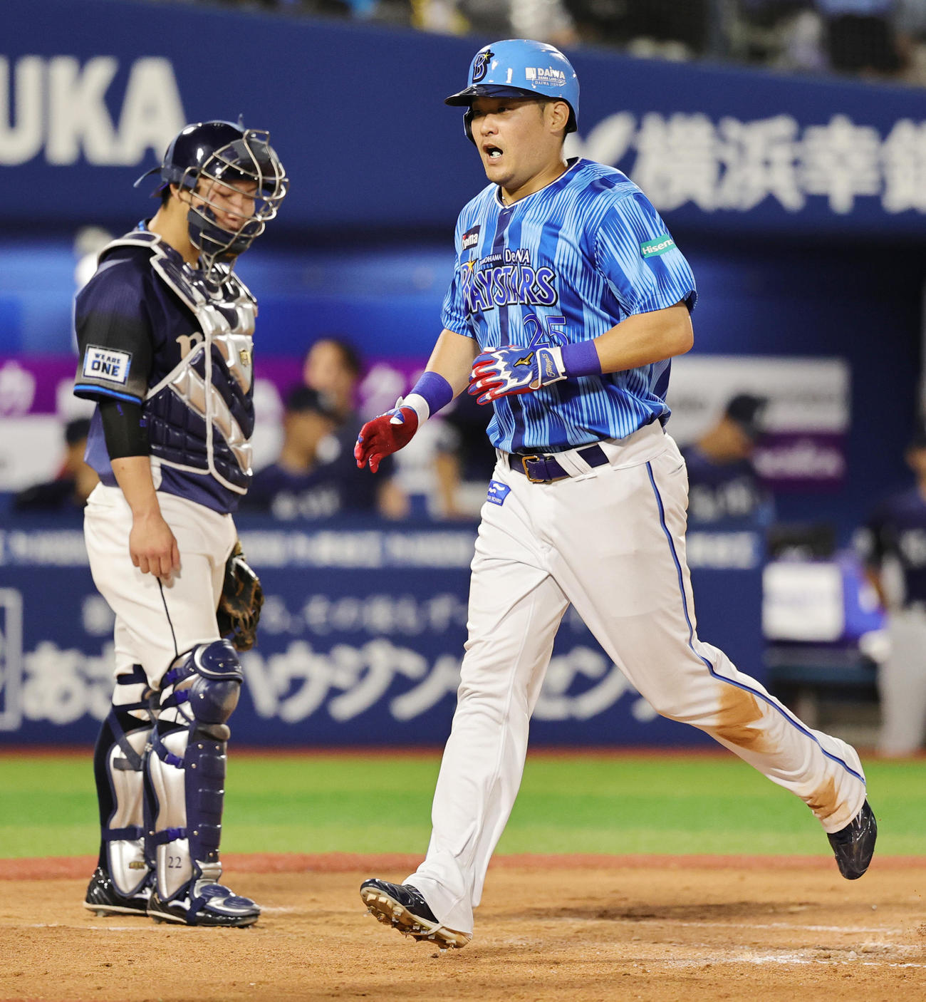 DeNA対西武　7回裏DeNA無死、右越え本塁打を放ち喜ぶ筒香（撮影・野上伸悟）
