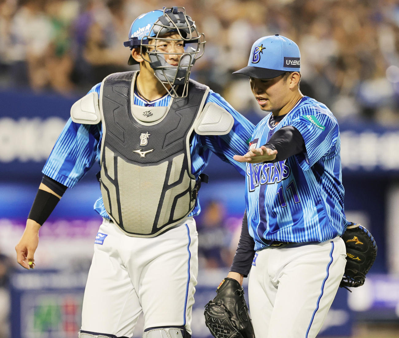 DeNA対西武　6回表に失点し、山本と話ながらベンチに戻る東（撮影・野上伸悟）