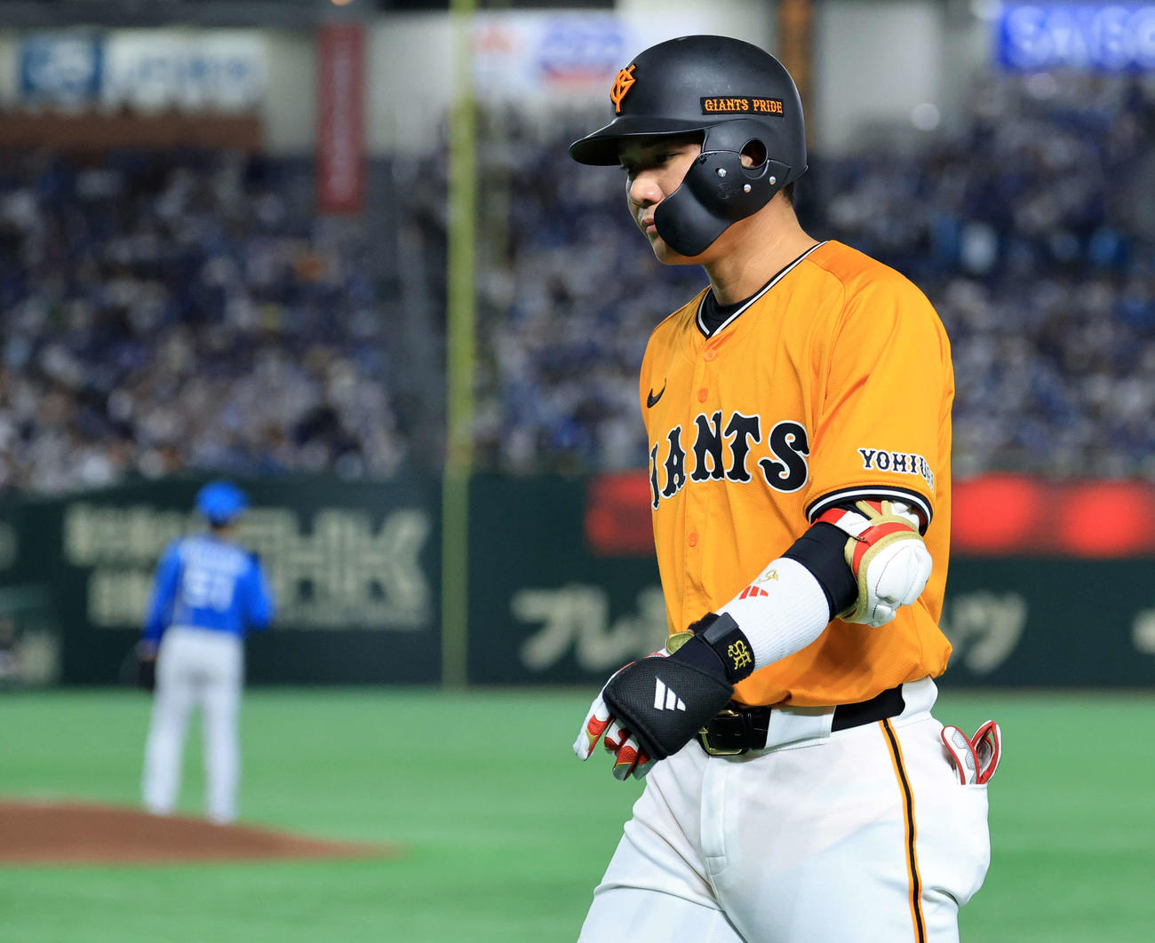 巨人対日本ハム　8回裏巨人1死、坂本は左飛に倒れがっくり引き揚げる。後方は北山（撮影・浅見桂子）