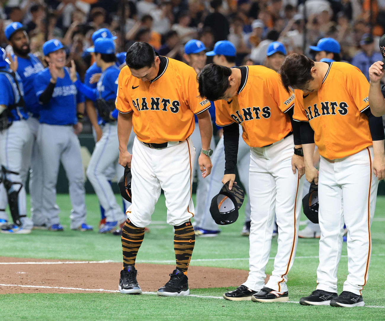 巨人対日本ハム　完敗に、一礼する巨人阿部監督（撮影・浅見桂子）