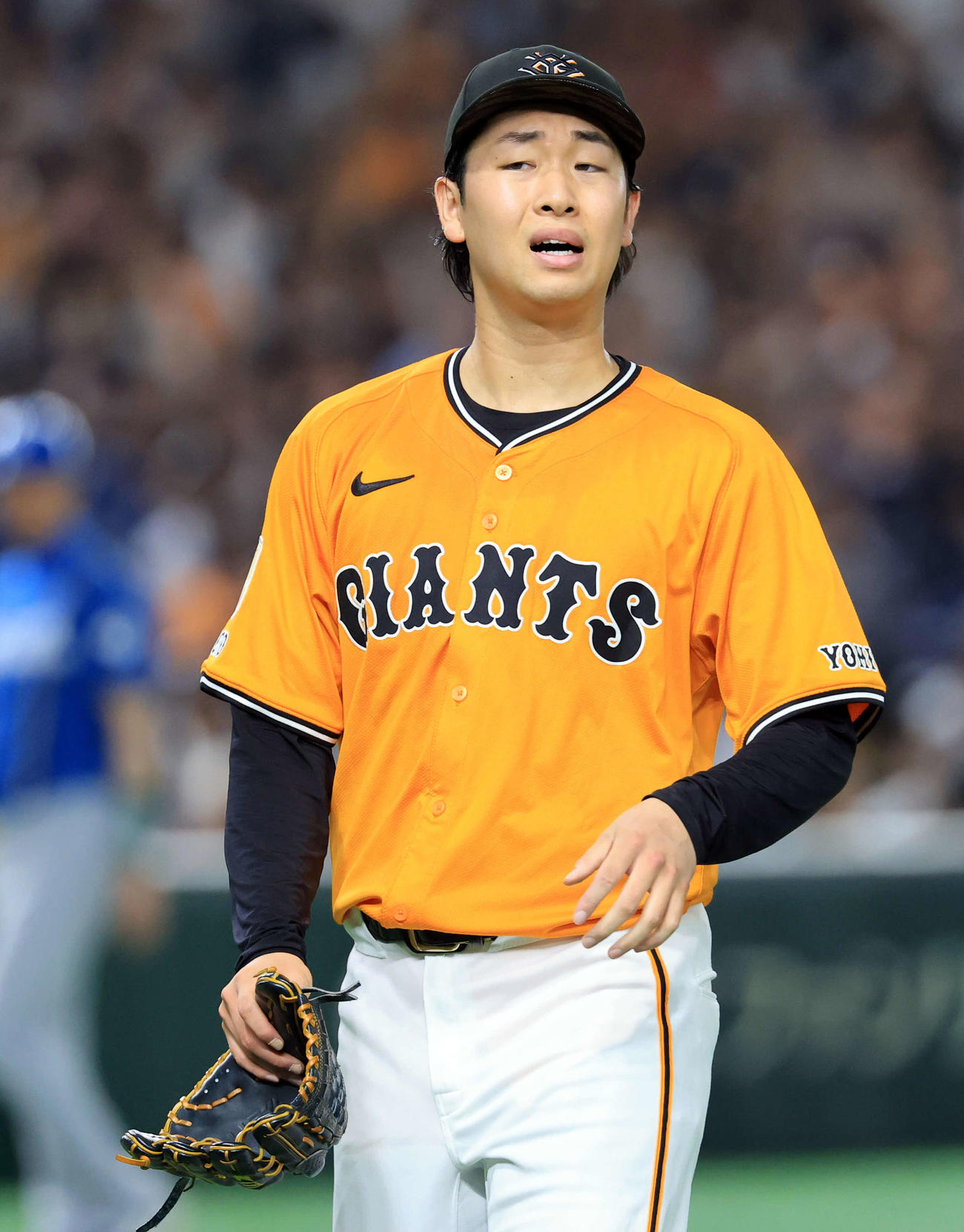 巨人対日本ハム　3回表日本ハムに3点を追加され、悔しそうに引き揚げる山崎（撮影・浅見桂子）