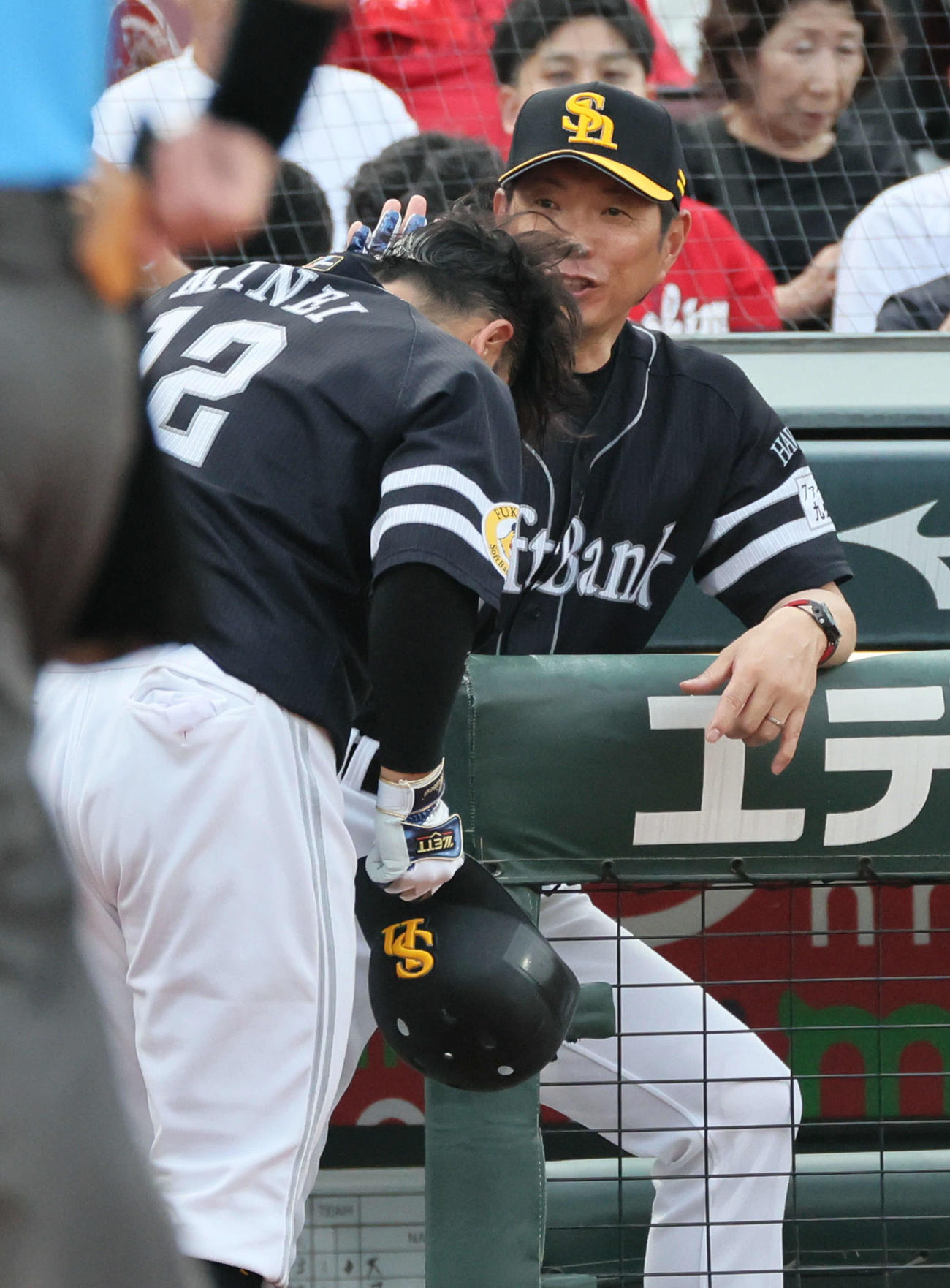 広島対ソフトバンク　1回表ソフトバンク2死二塁、中越え2点本塁打を放った嶺井を迎える小久保監督（撮影・加藤孝規）