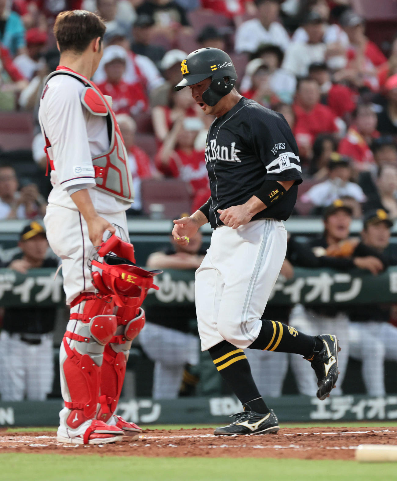 広島対ソフトバンク　4回表ソフトバンク1死一、三塁、大関のスクイズバントで嶺井が生還（撮影・加藤孝規）