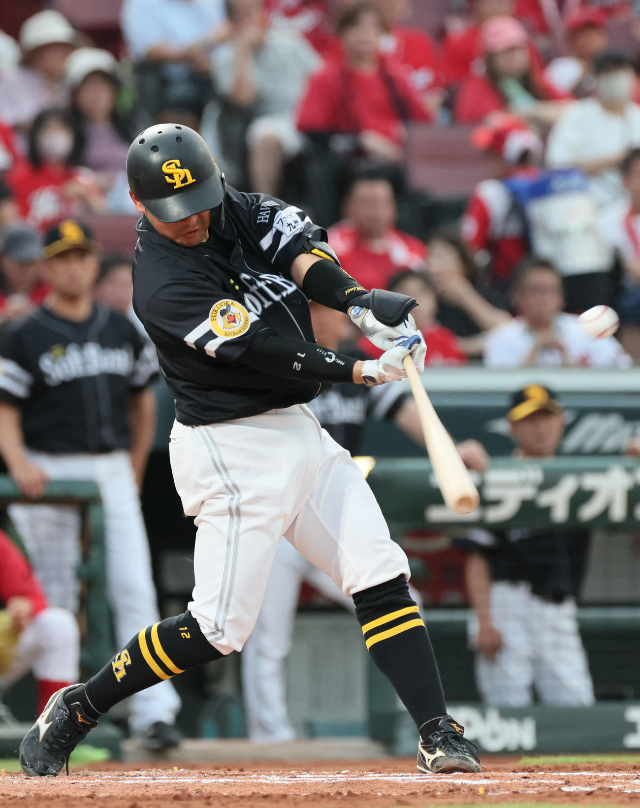 広島対ソフトバンク　4回表ソフトバンク無死一塁、嶺井は右越え二塁打を放つ（撮影・加藤孝規）