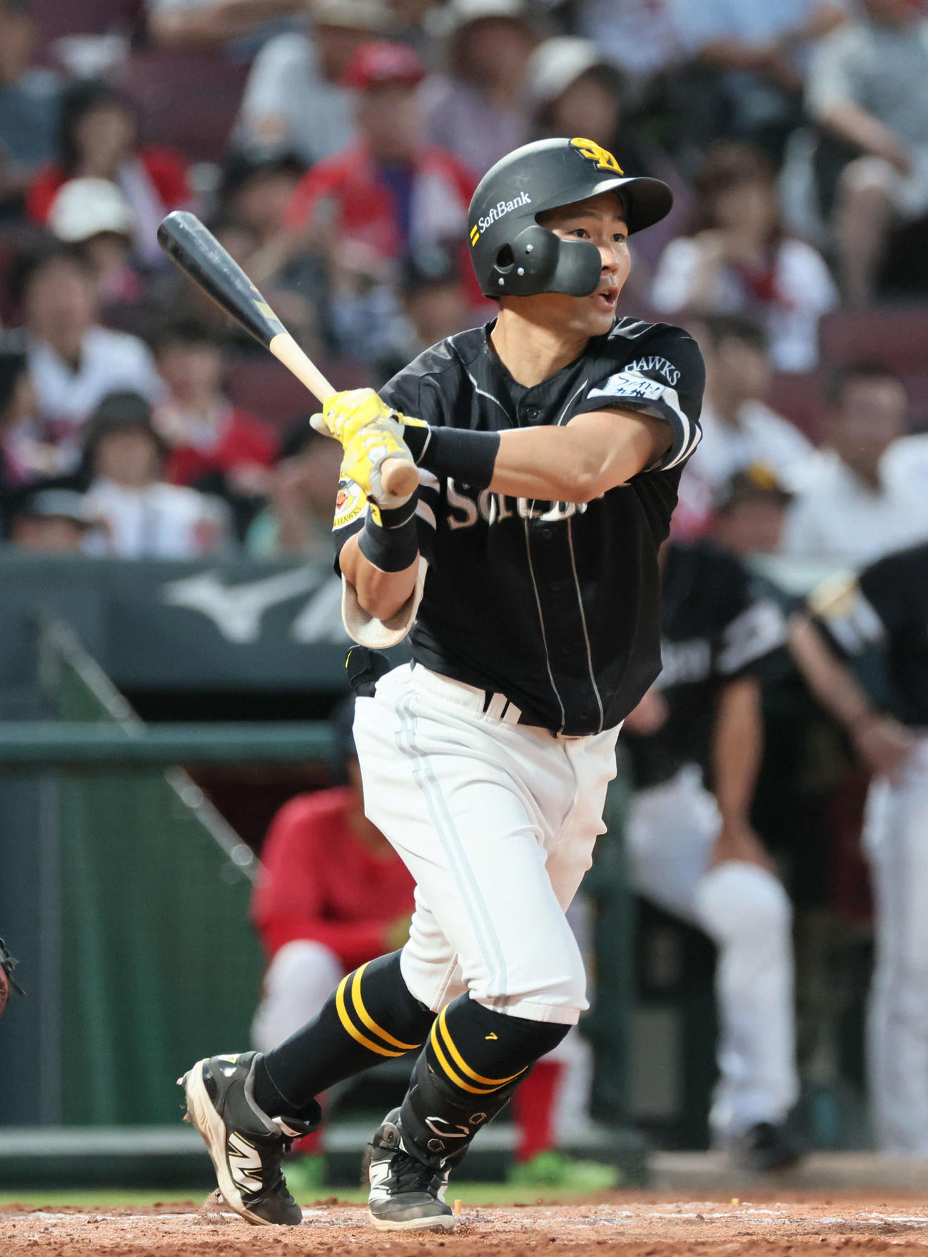 広島対ソフトバンク　5回表ソフトバンク1死一塁、中村晃は右二塁打を放つ（撮影・加藤孝規）