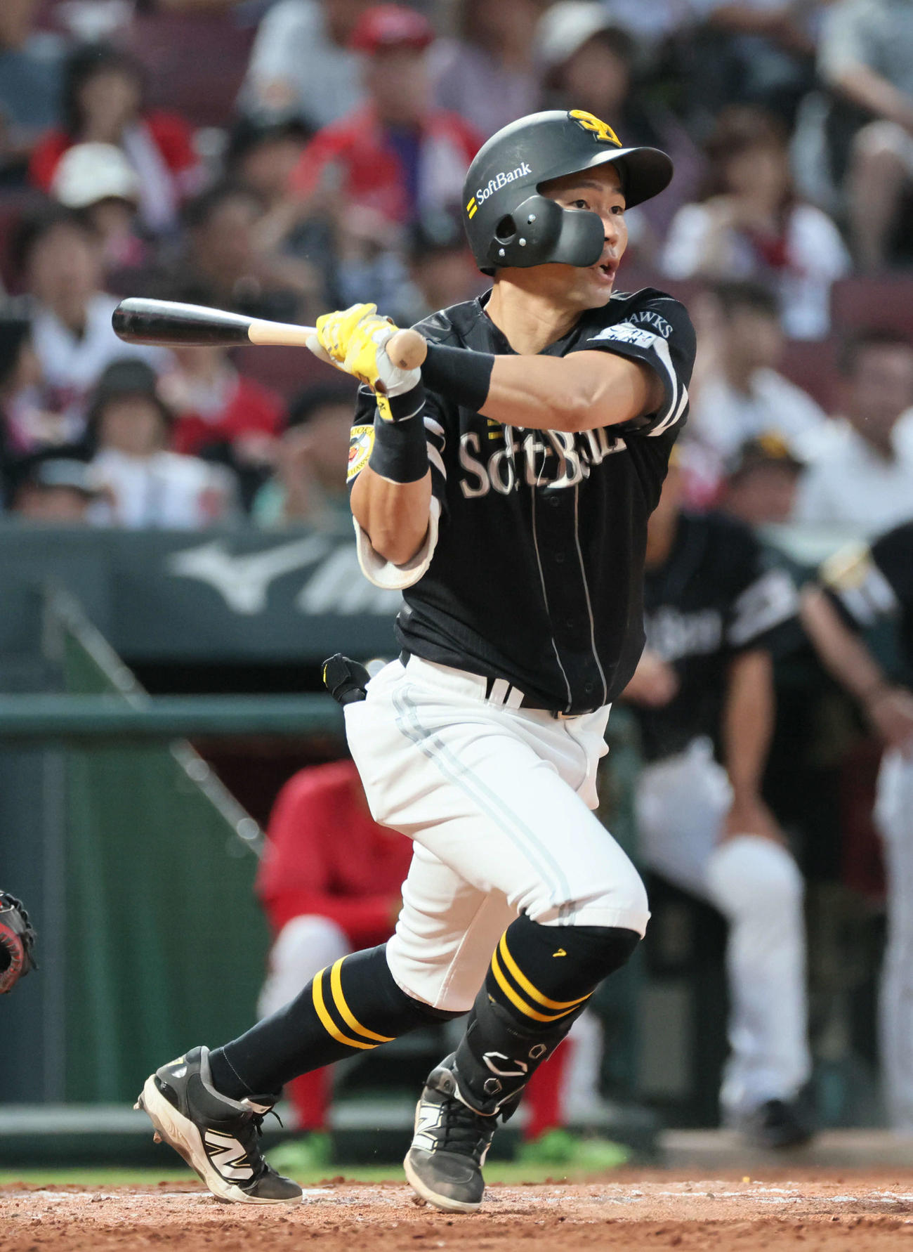 広島対ソフトバンク　5回表ソフトバンク1死一塁、中村晃は右二塁打を放つ（撮影・加藤孝規）