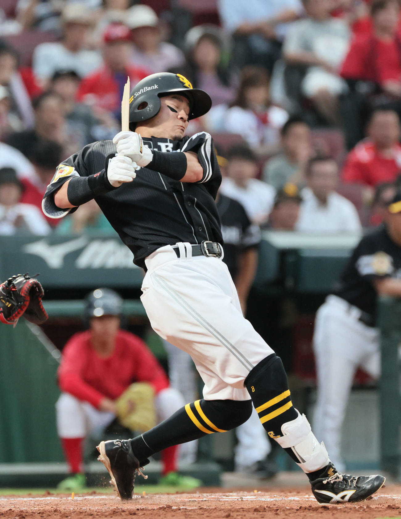 広島対ソフトバンク　4回表ソフトバンク1死二、三塁、牧原大は一塁へ適時内野安打を放つ（撮影・加藤孝規）