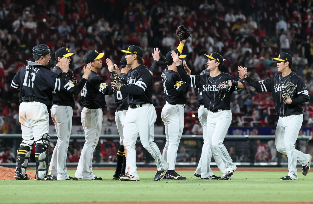 広島対ソフトバンク　快勝したソフトバンクナイン（撮影・加藤孝規）