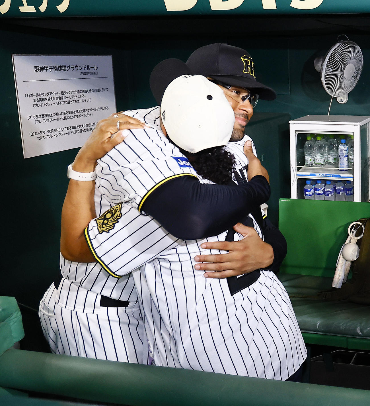 阪神対ロッテ　来日初完封勝利を飾り、母デブラさんと抱き合う阪神デュプランティエ（撮影・藤尾明華）