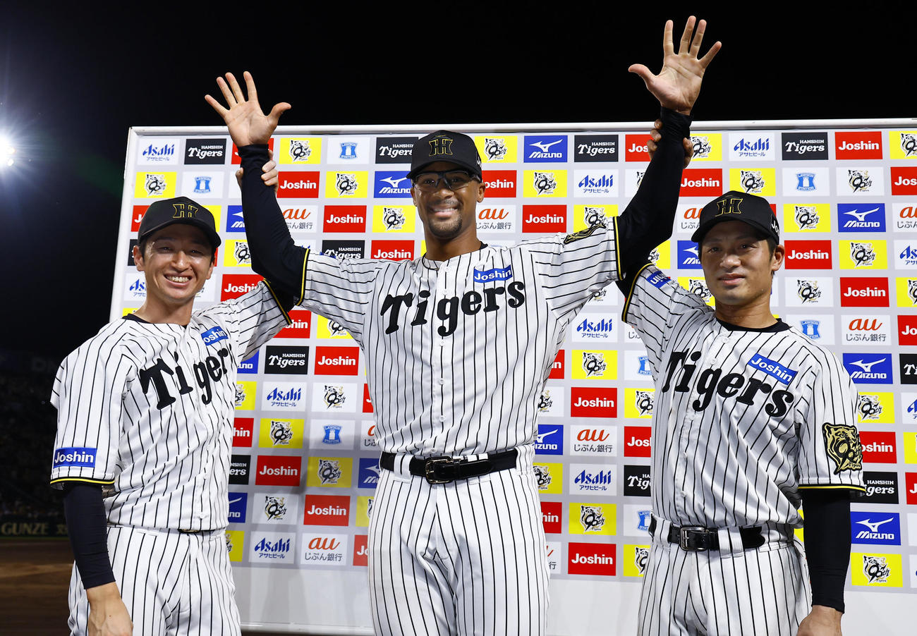 阪神対ロッテ　お立ち台で笑顔を見せる左から阪神近本、デュプランティエ、坂本（撮影・藤尾明華）