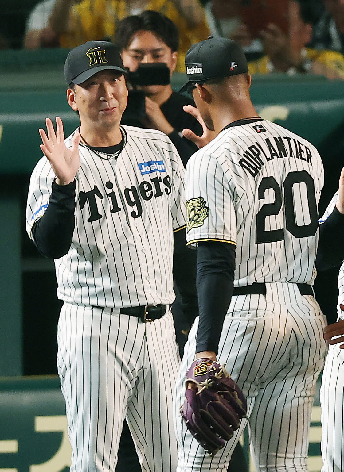 阪神対ロッテ　完封勝利を挙げたデュプランティエ（右）をタッチで迎える阪神藤川監督（撮影・前田充）