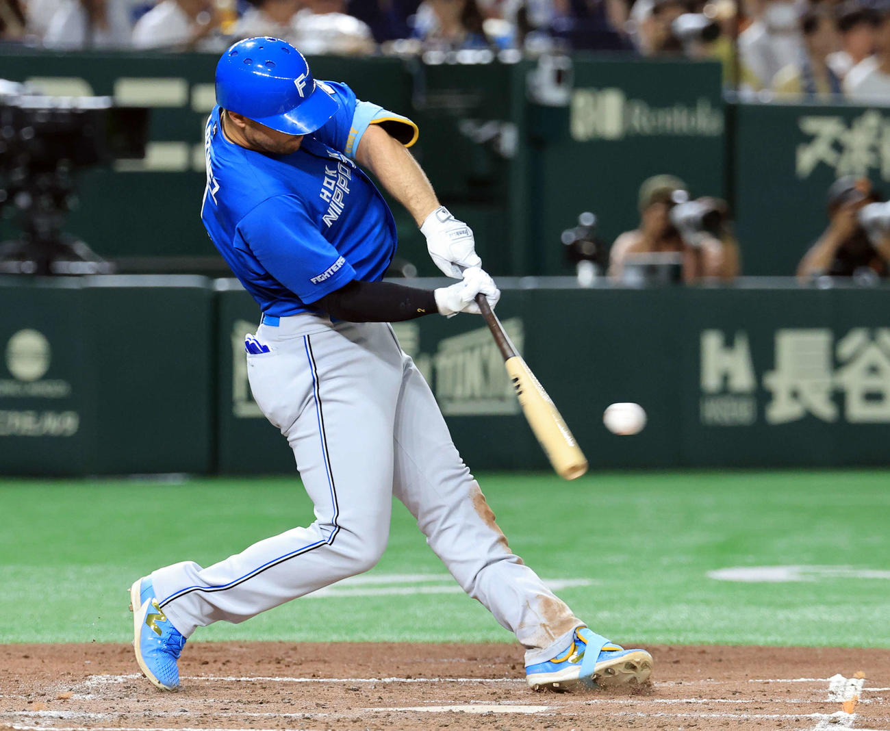 巨人対日本ハム　3回表日本ハム無死一、三塁、マルティネスは左適時打を放つ（撮影・浅見桂子）