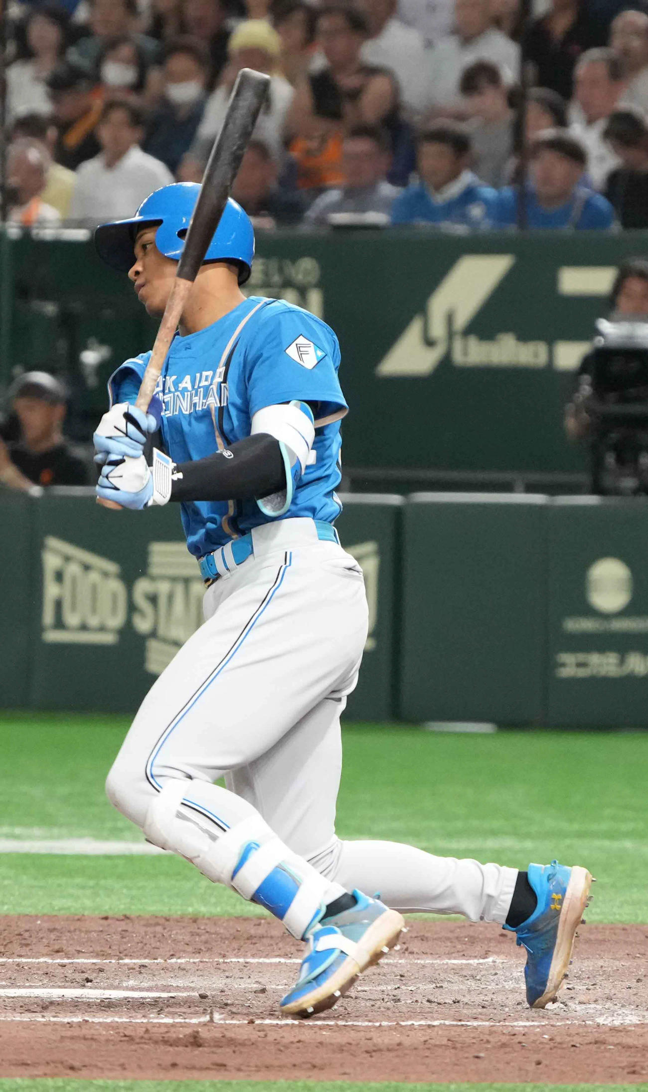 巨人対日本ハム　3回表日本ハム1死二、三塁、万波は左前適時打を放つ（撮影・小沢裕）