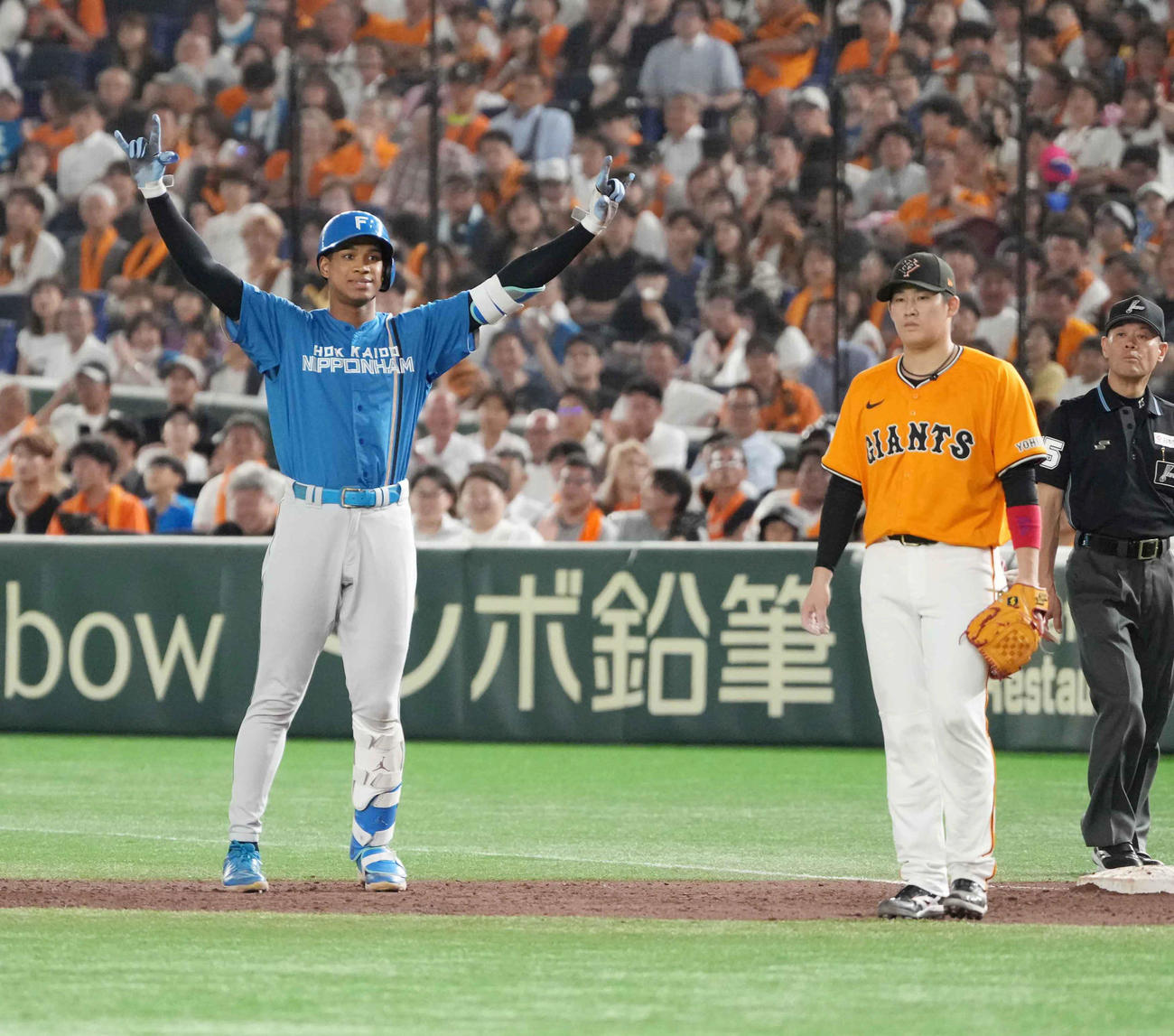 巨人対日本ハム　3回表日本ハム1死二、三塁、万波は左前適時打を放つ（撮影・小沢裕）