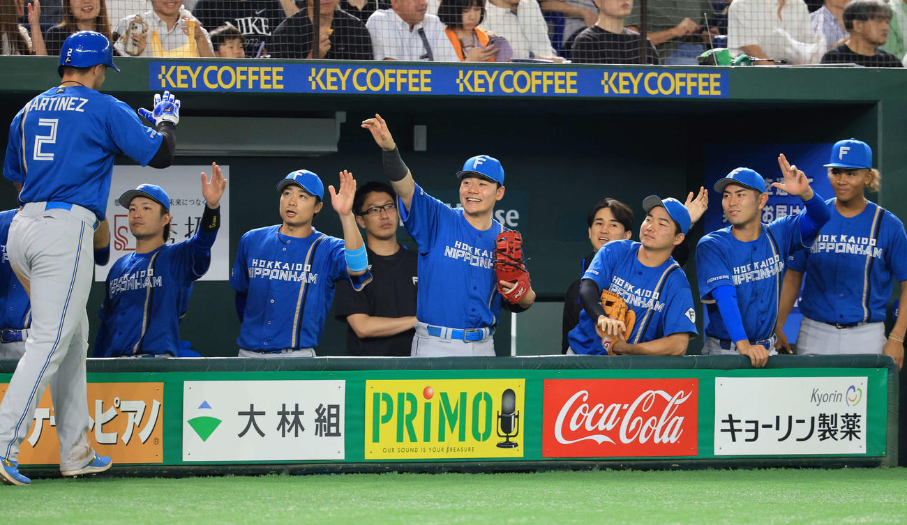 巨人対日本ハム　3回表日本ハム1死二、三塁、万波の適時打で生還したマルティネス（左）を笑顔で迎える清宮幸（中央）ら選手たち（撮影・浅見桂子）