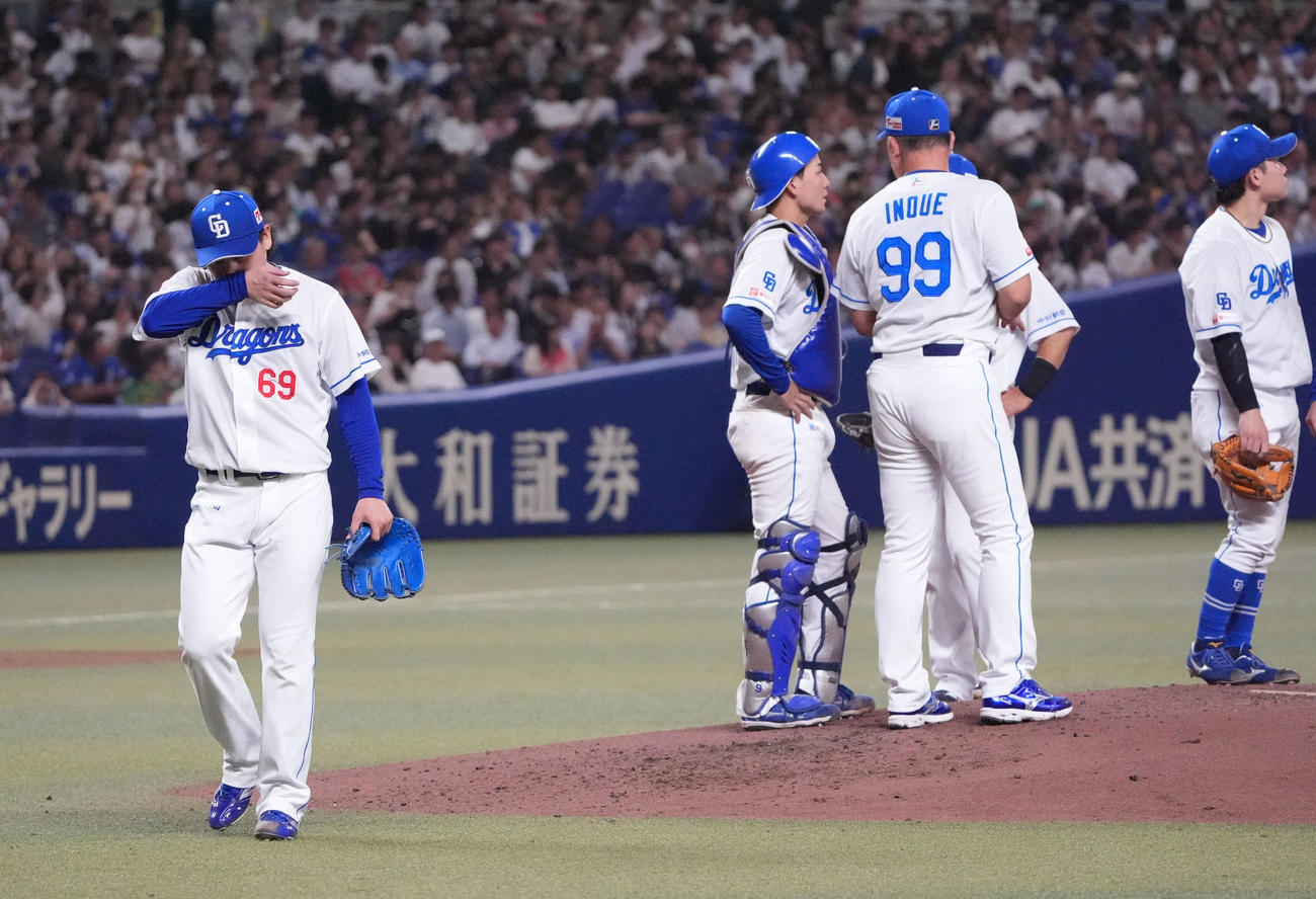 中日対オリックス　4回表オリックス無死三塁、マウンドを降りる三浦（左）右から2人目は井上監督（撮影・森本幸一）