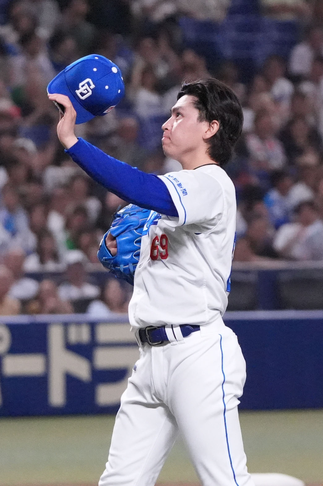 中日対オリックス　1回表オリックス1死満塁、頓宮に押し出し四球を与え渋い表情の三浦（撮影・森本幸一）