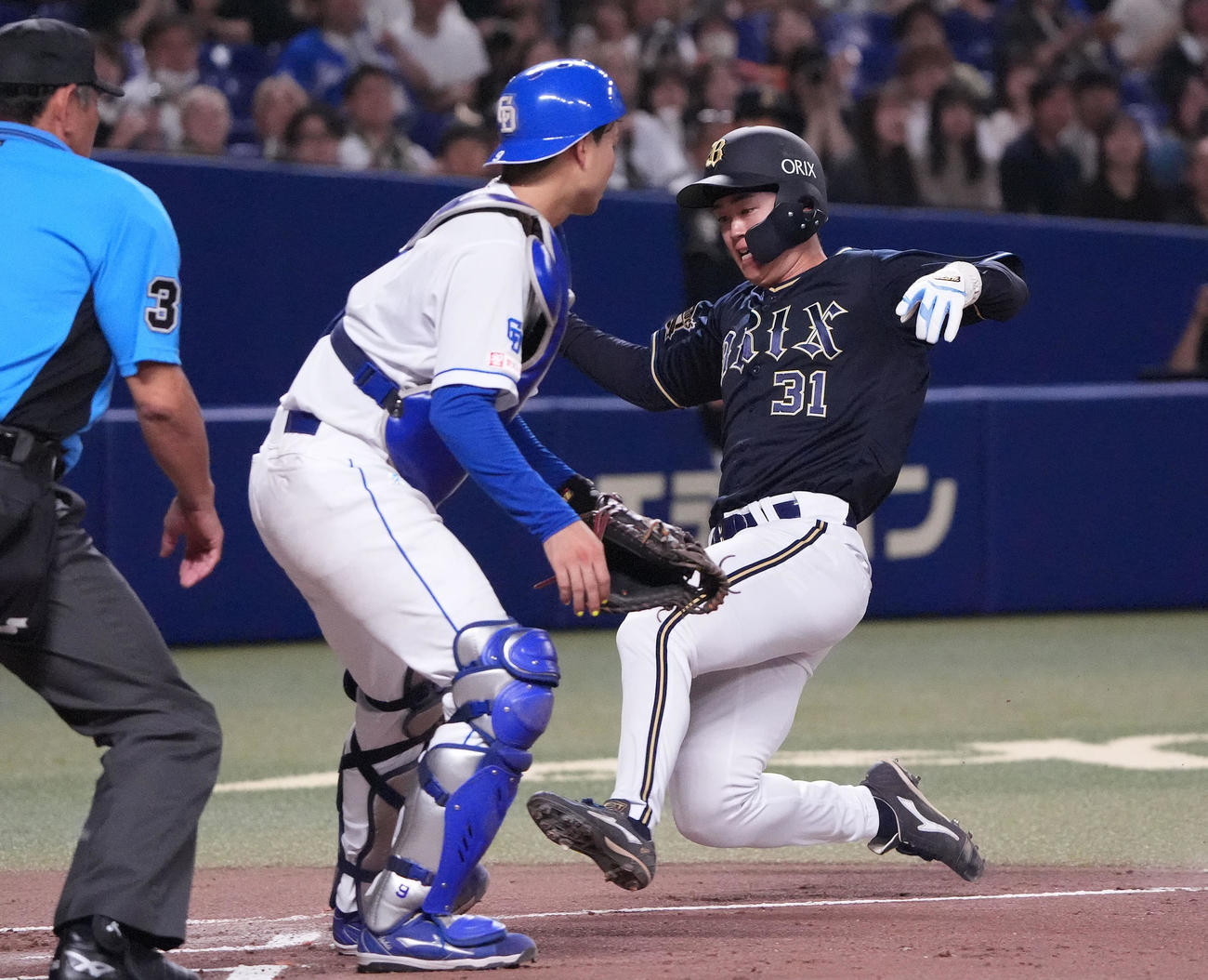 中日対オリックス　1回表オリックス1死満塁、紅林の中犠飛で生還する太田（右）捕手は石伊（撮影・森本幸一）