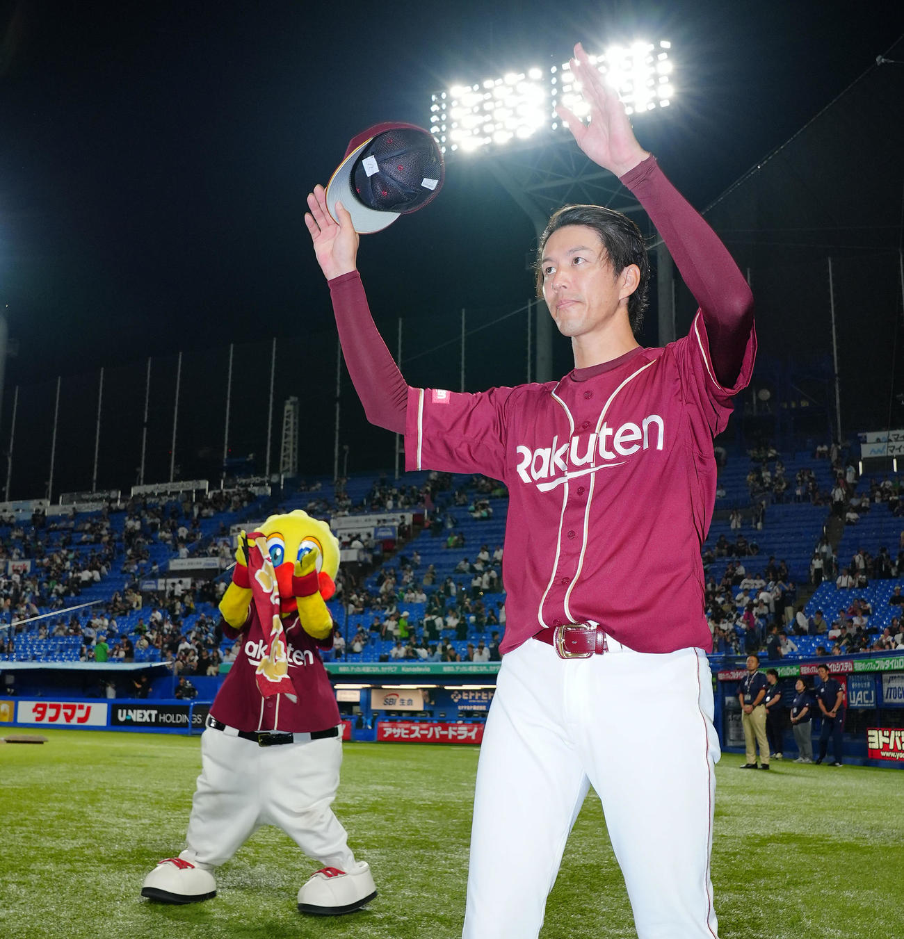 ヤクルト対楽天　ヤクルトに勝利しファンの声援に応える楽天岸（撮影・垰建太）