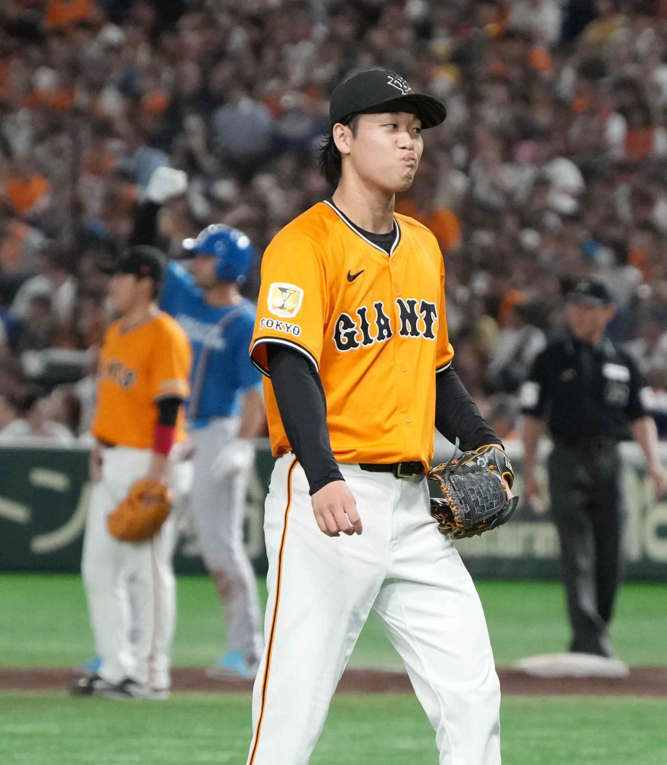 巨人対日本ハム　3回表日本ハム無死一、三塁、巨人先発の山崎はマルティネスに左前適時打を許し悔しそうな表情を見せる（撮影・小沢裕）