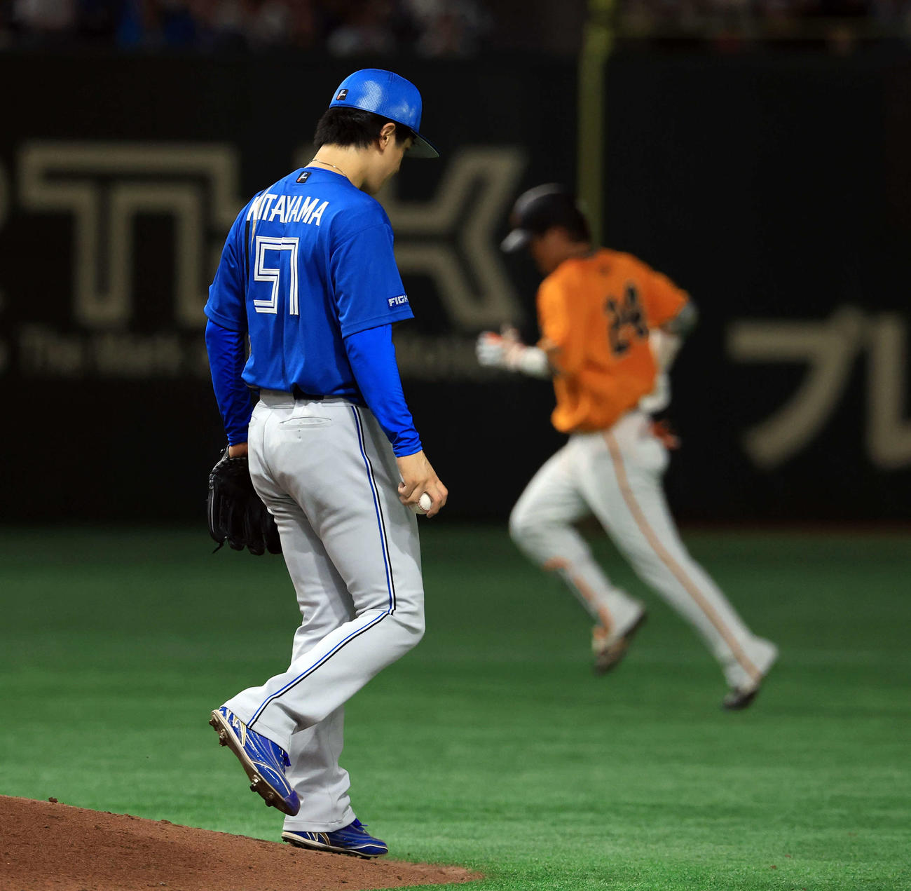 巨人対日本ハム　9回裏巨人1死、大城卓（後方）にソロ本塁打を許した北山（撮影・浅見桂子）