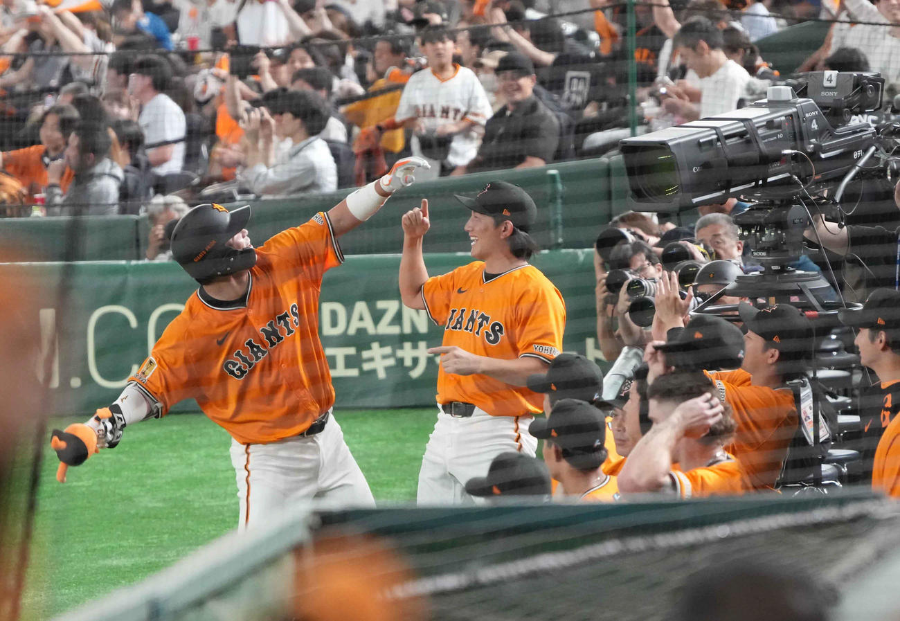 巨人対日本ハム　9回裏巨人1死、大城（左）は右越えにソロ本塁打を放ちスタンドにジャビットくん人形を投げ入れる（撮影・小沢裕）