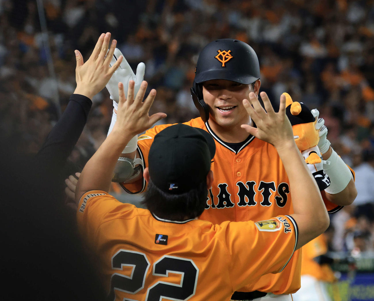 巨人対日本ハム　9回裏巨人1死、大城卓はソロ本塁打を放ちナインとハイタッチ（撮影・浅見桂子）