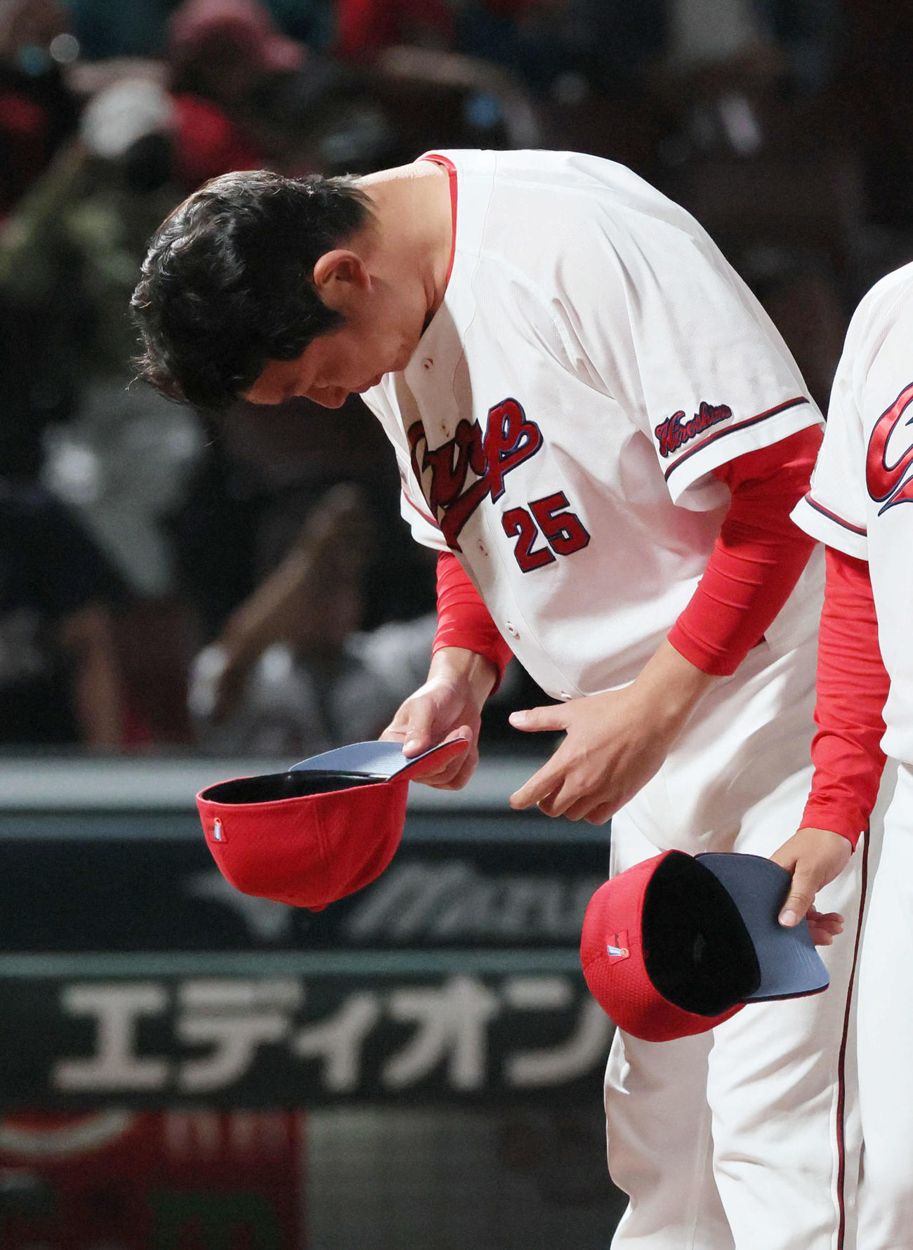 広島対ソフトバンク　大敗し、頭を下げる新井監督（撮影・加藤孝規）