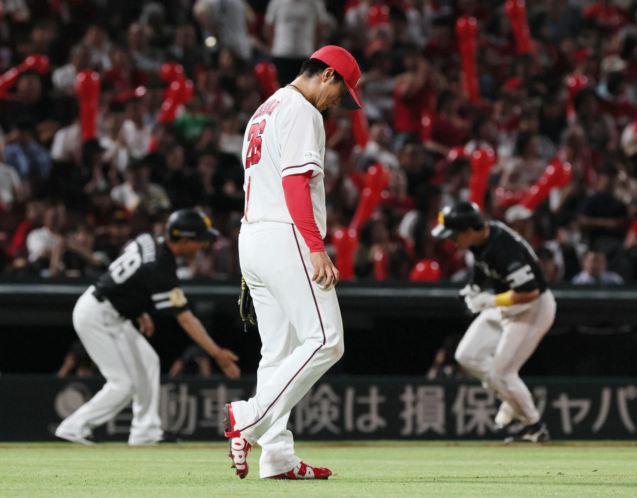 広島対ソフトバンク　7回表ソフトバンク2死一、三塁、栗原に右越え3点本塁打を浴びた益田（撮影・加藤孝規）