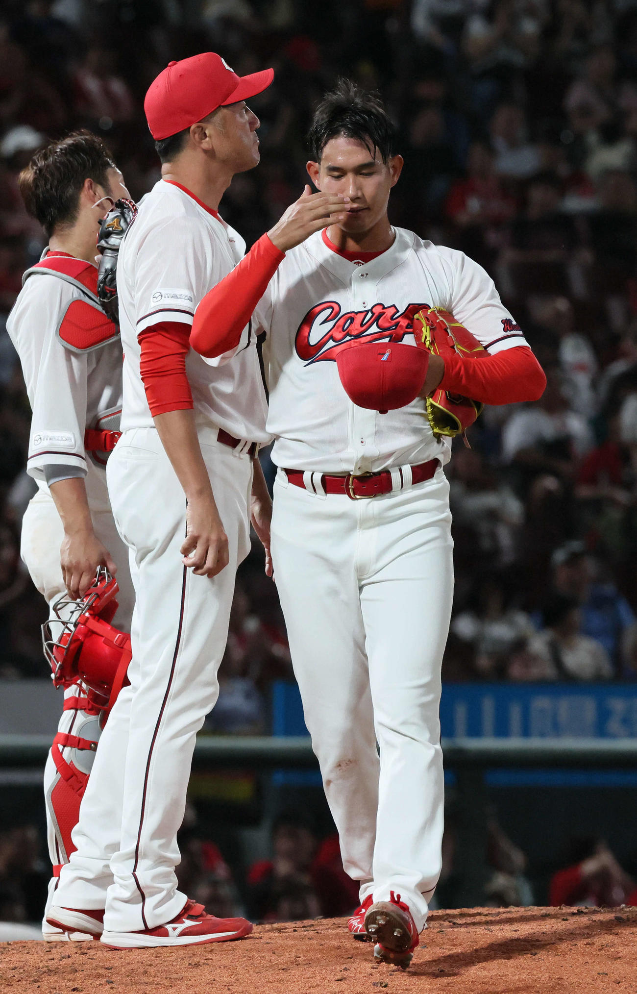 広島対ソフトバンク　9回表ソフトバンク1死一、二塁、佐藤直に中前適時打を浴び、降板する長谷部（撮影・加藤孝規）