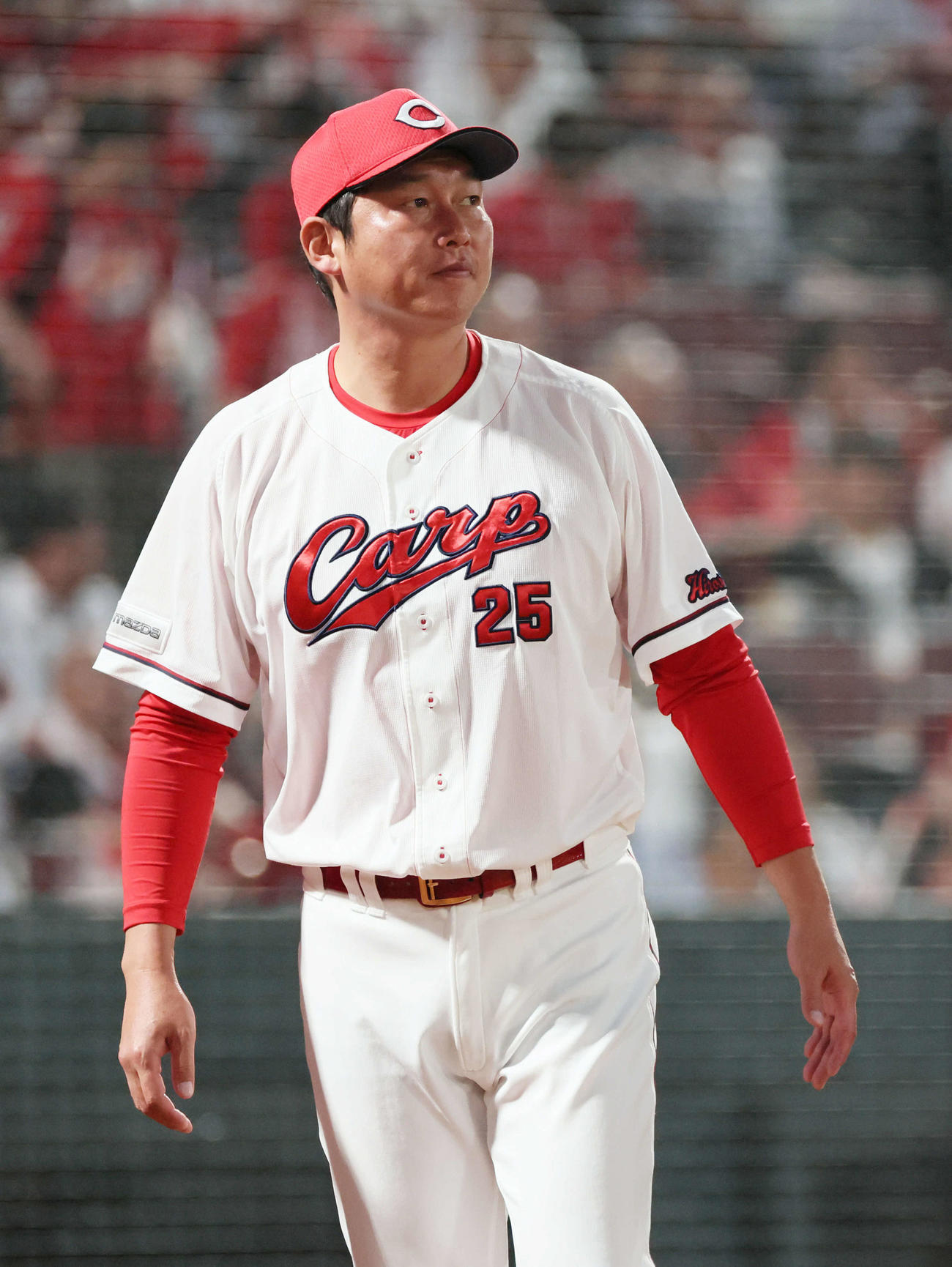 広島対ソフトバンク　5回裏終了時、交代を告げる新井監督（撮影・加藤孝規）