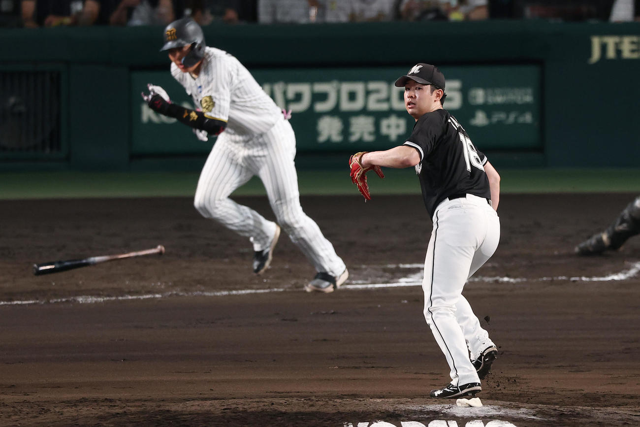 阪神対ロッテ　7回裏阪神2死一、二塁、大山に適時打を浴びる種市（撮影・前田充）
