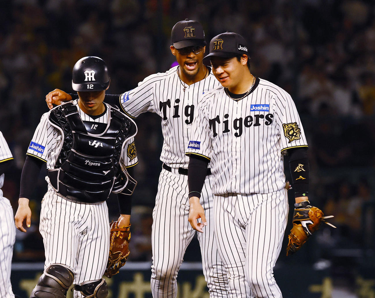 阪神対ロッテ　来日初完封勝利を飾り、坂本（左）と大山（右）と喜ぶ阪神デュプランティエ（撮影・藤尾明華）