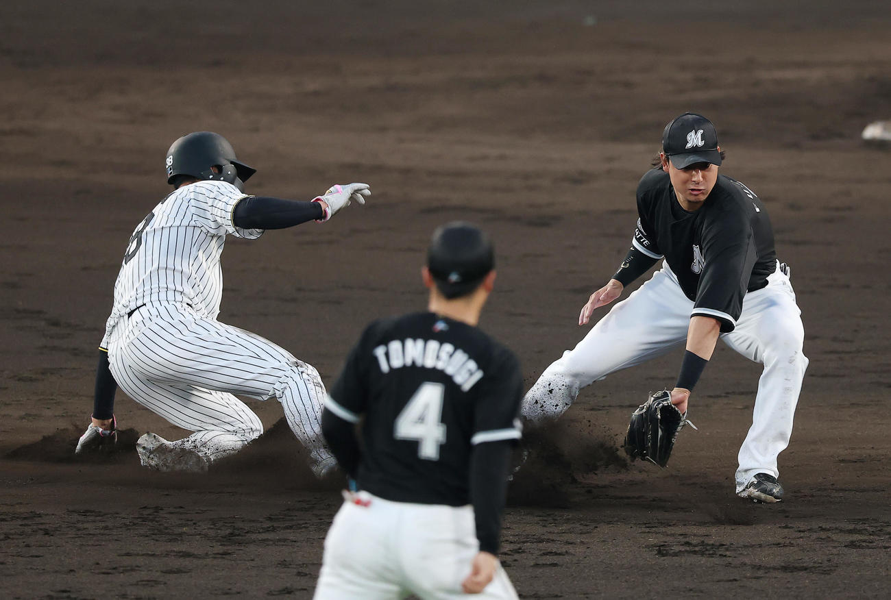 阪神対ロッテ　4回裏阪神無死一塁、坂本の中前打で二進する小幡。二塁手藤岡（撮影・前田充）