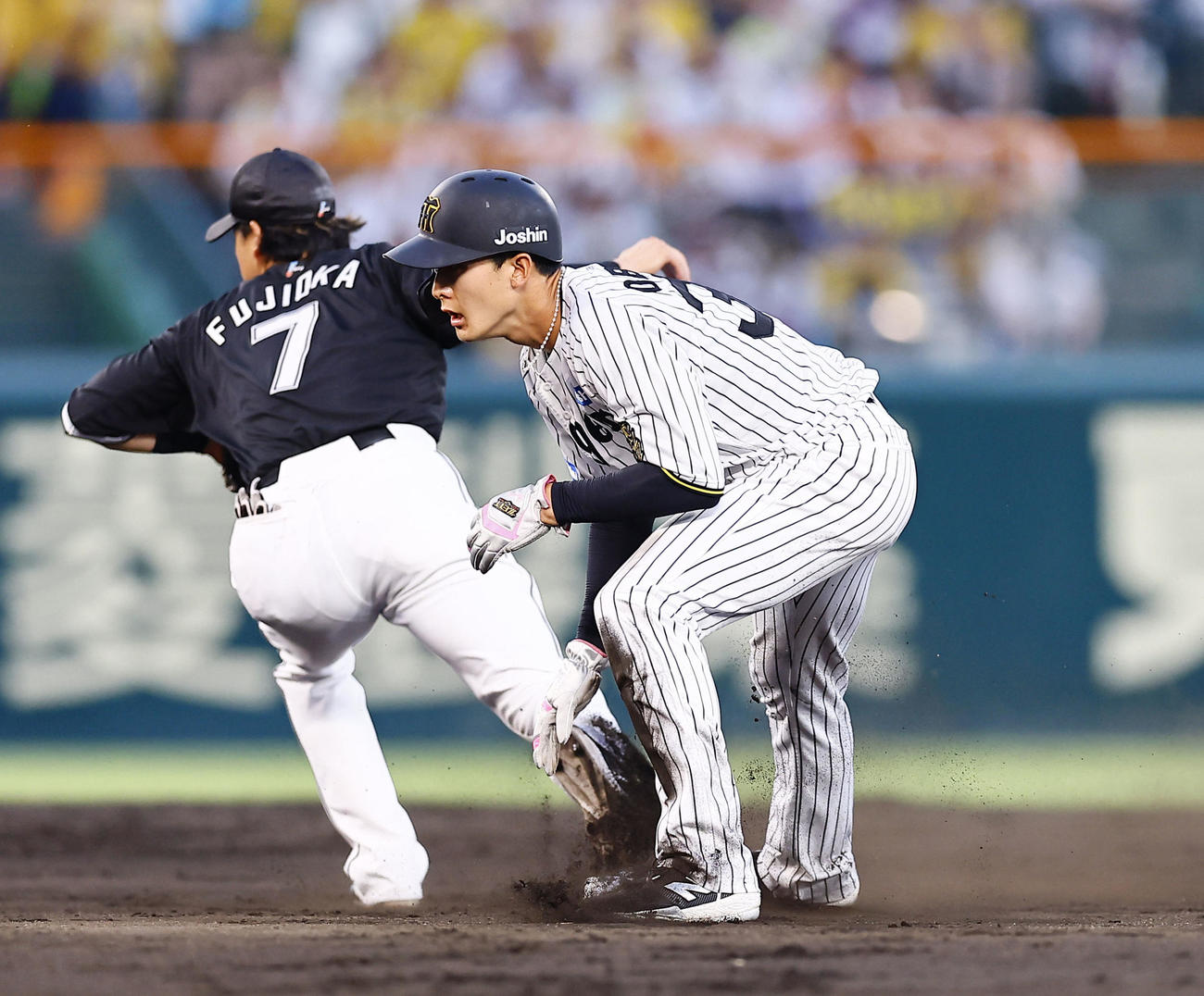 阪神対ロッテ　4回裏阪神無死一塁、坂本の中前打で二塁へ進む小幡。野手藤岡（撮影・藤尾明華）