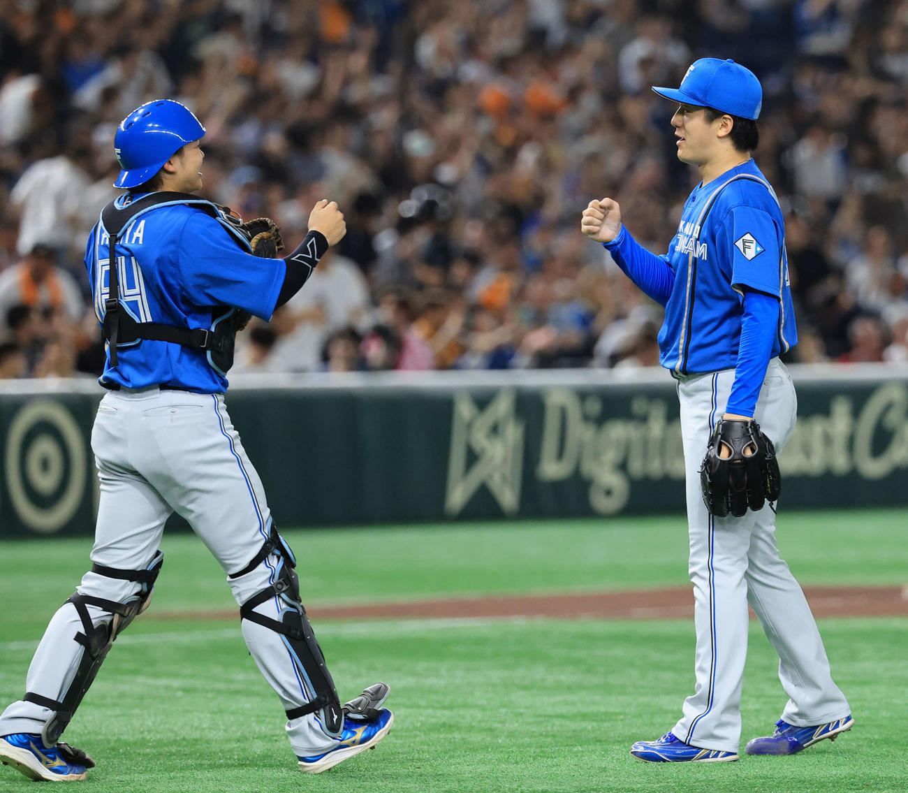 巨人対日本ハム　9回裏巨人2死、中山を左飛に仕留めて完投勝利を決め田宮（左）とグータッチする北山（撮影・浅見桂子）