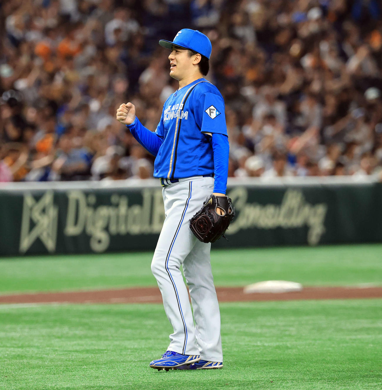巨人対日本ハム　9回裏巨人2死、中山を左飛に仕留めて完投勝利を決めガッツポーズする北山（撮影・浅見桂子）
