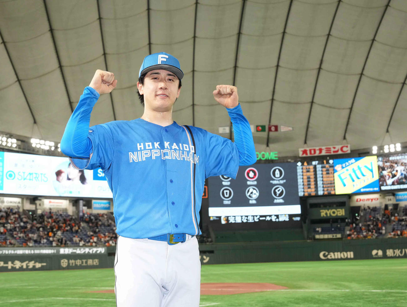 巨人対日本ハム　完投勝利を挙げた日本ハム先発の北山はカメラマンの前でガッツポーズ（撮影・小沢裕）