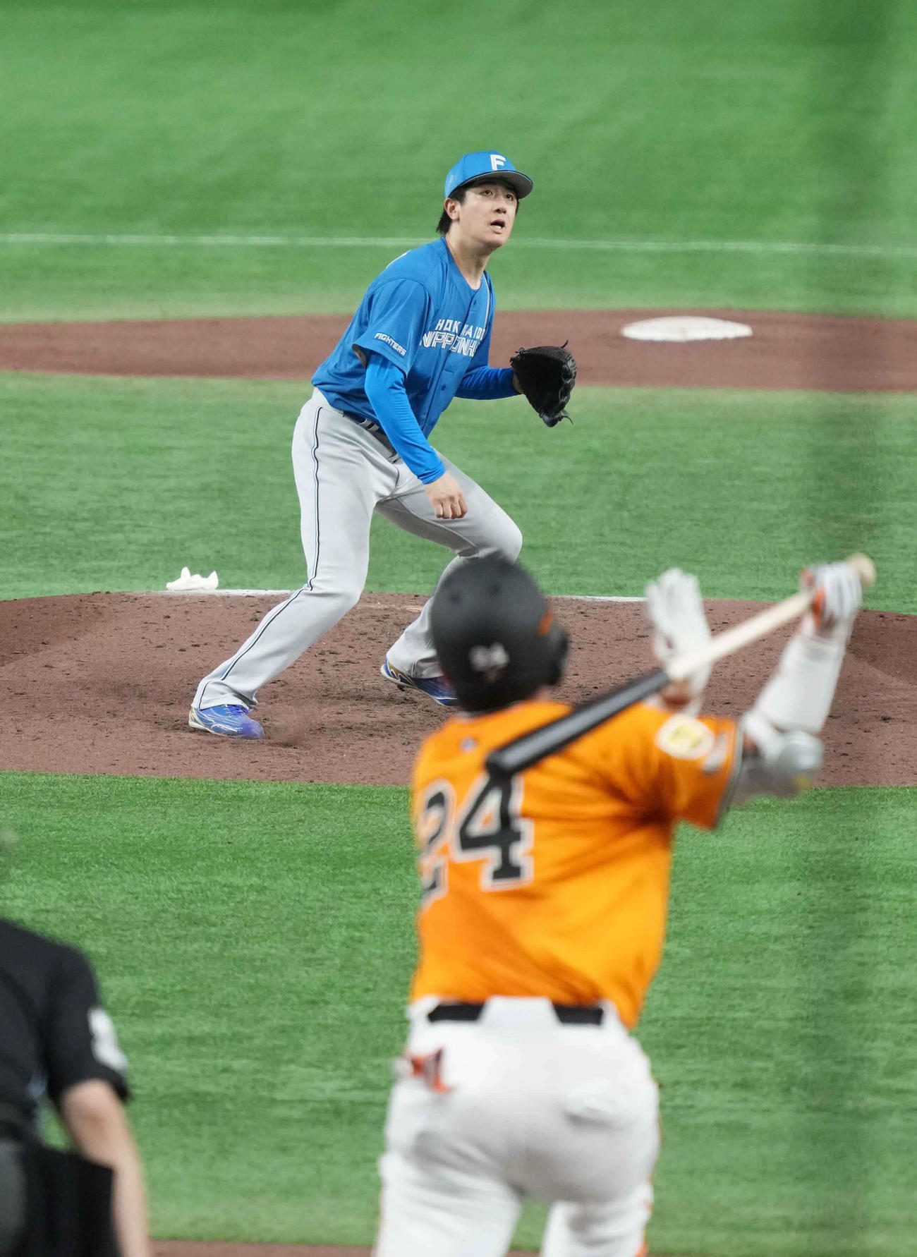 巨人対日本ハム　9回裏巨人1死、日本ハム先発の北山は大城（手前）に右越えソロ本塁打を許す（撮影・小沢裕）