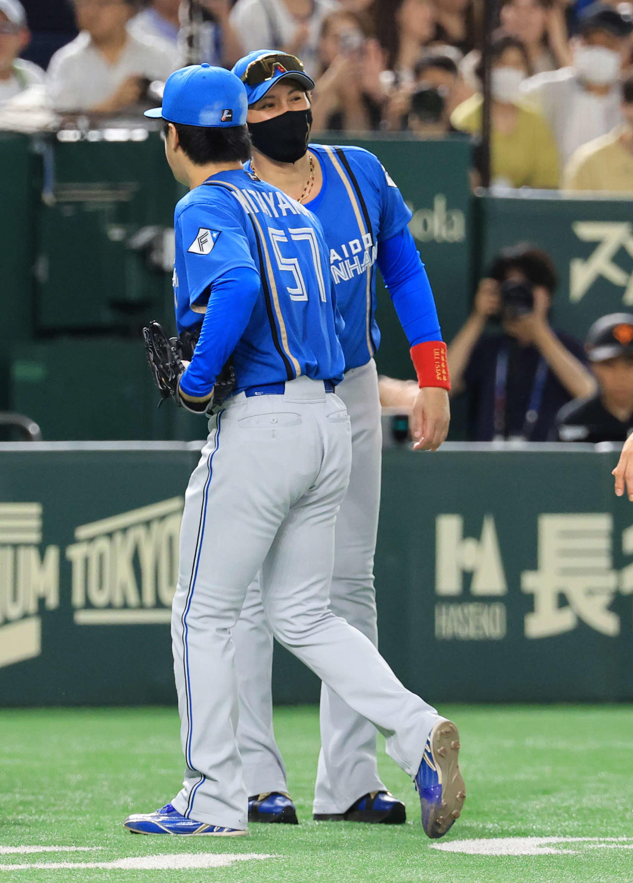 巨人対日本ハム　完投勝利の日本ハム北山（手前）を笑顔で迎える新庄監督（撮影・浅見桂子）