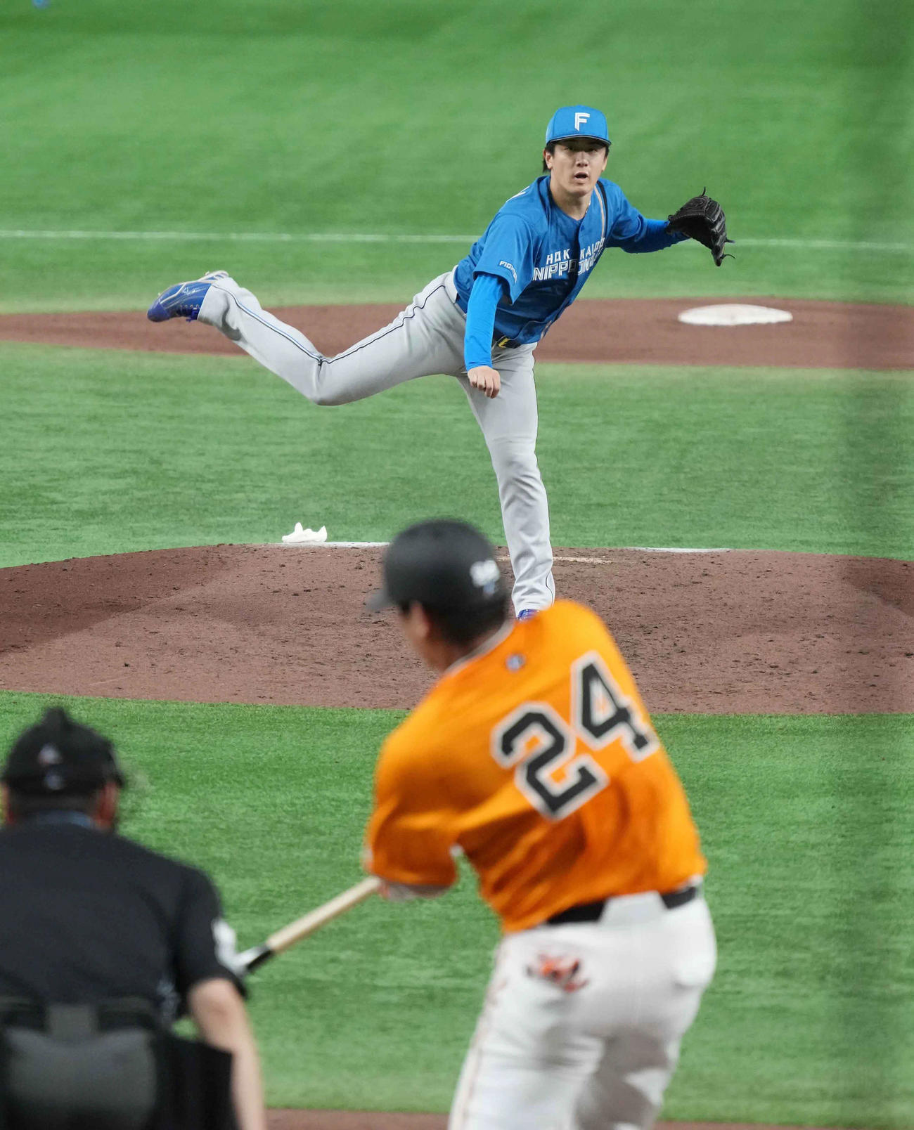 巨人対日本ハム　9回裏巨人1死、日本ハム先発の北山は大城（手前）に右越えソロ本塁打を許す（撮影・小沢裕）