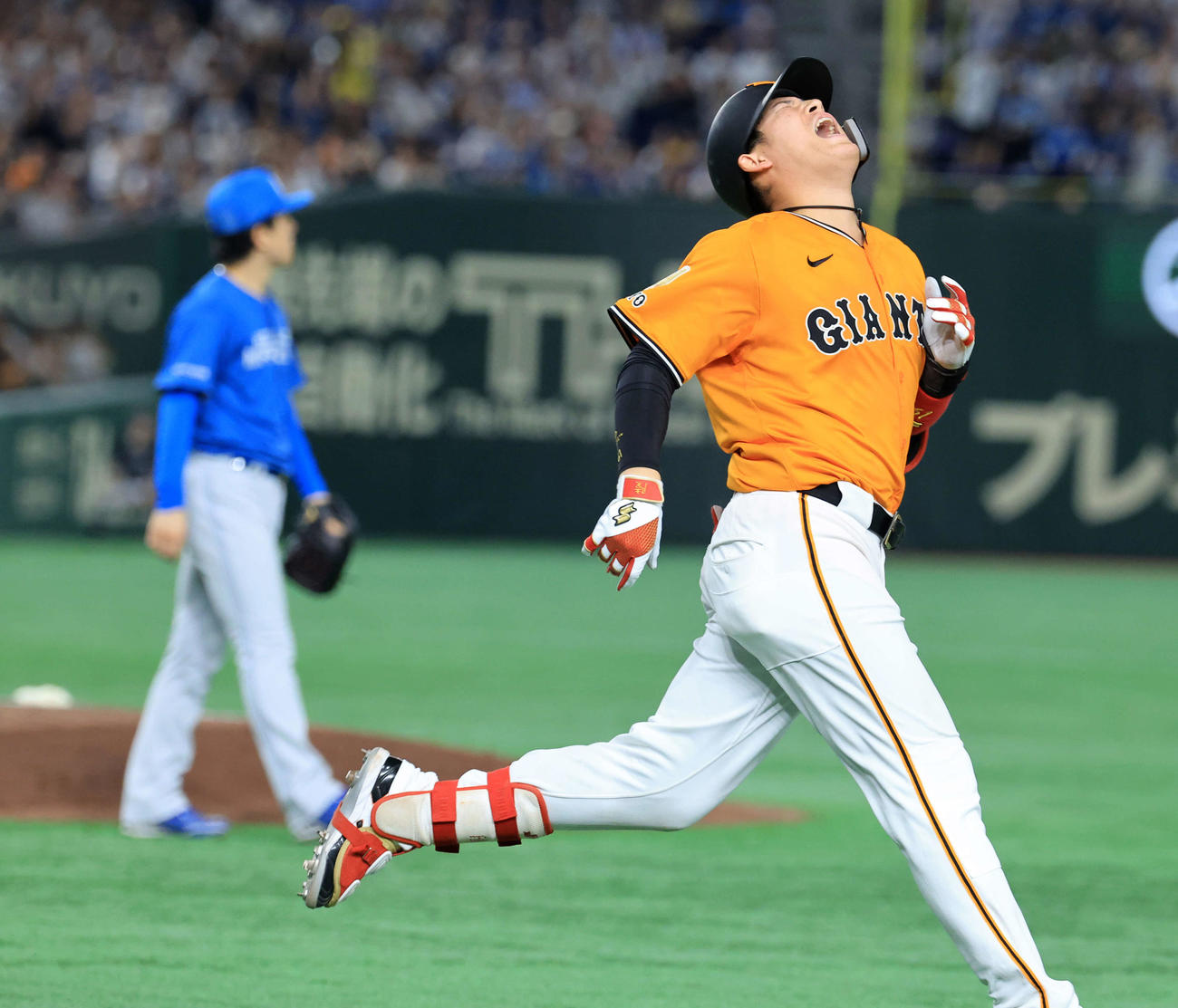 巨人対日本ハム　8回裏巨人無死、増田陸は右飛に倒れ悔しがる。投手北山（撮影・浅見桂子）