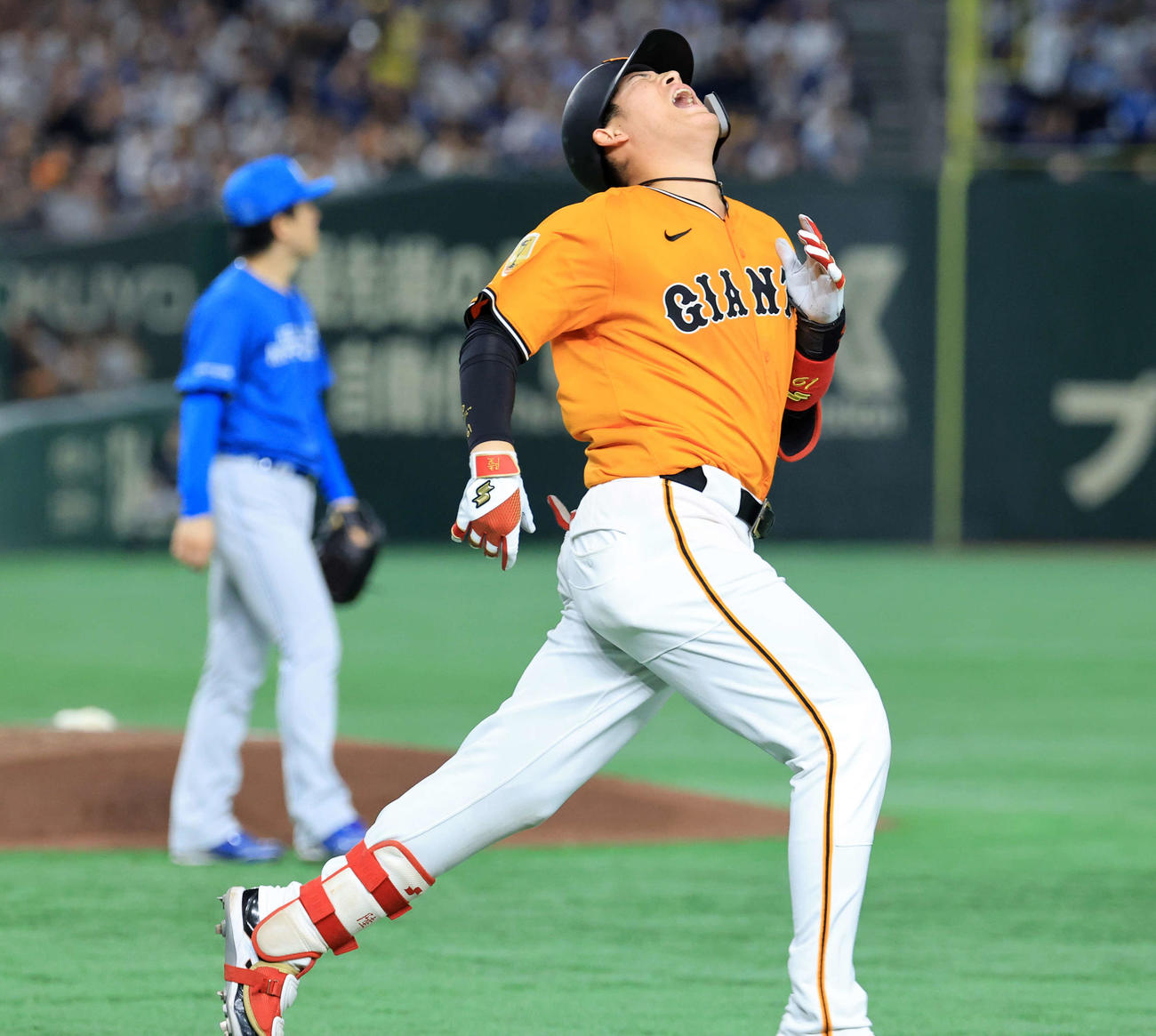 巨人対日本ハム　8回裏巨人無死、増田陸は右飛に倒れ悔しがる。投手北山（撮影・浅見桂子）