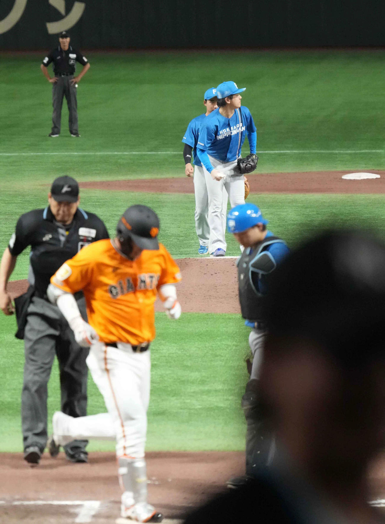 巨人対日本ハム　9回裏巨人1死、日本ハム先発の北山は大城（手前）に右越えソロ本塁打を許す（撮影・小沢裕）