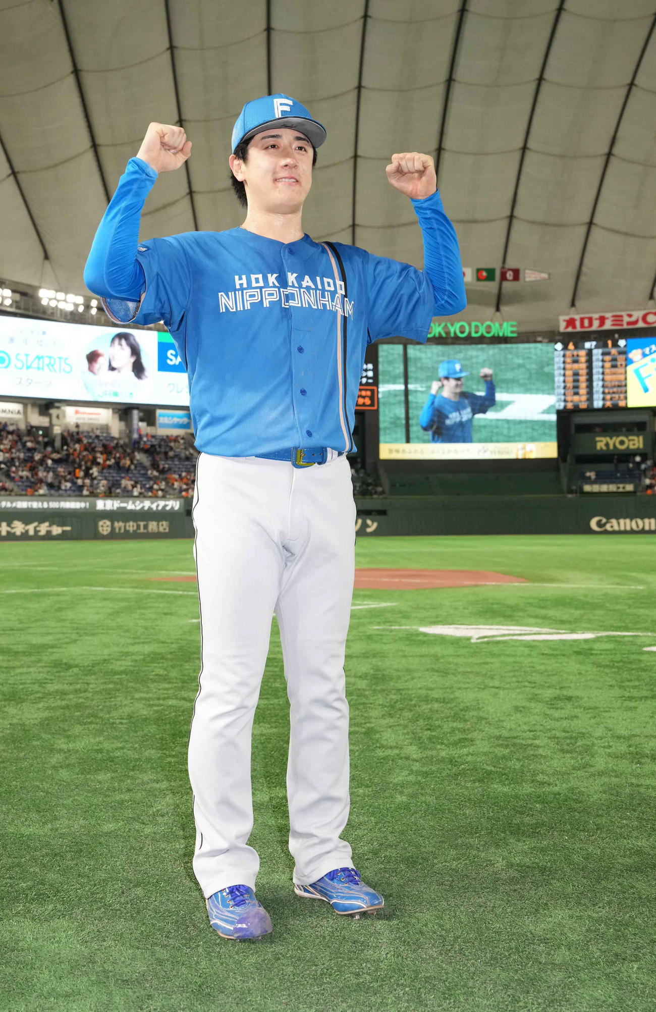 巨人対日本ハム　完投勝利を挙げた日本ハム先発の北山はカメラマンの前でガッツポーズ（撮影・小沢裕）