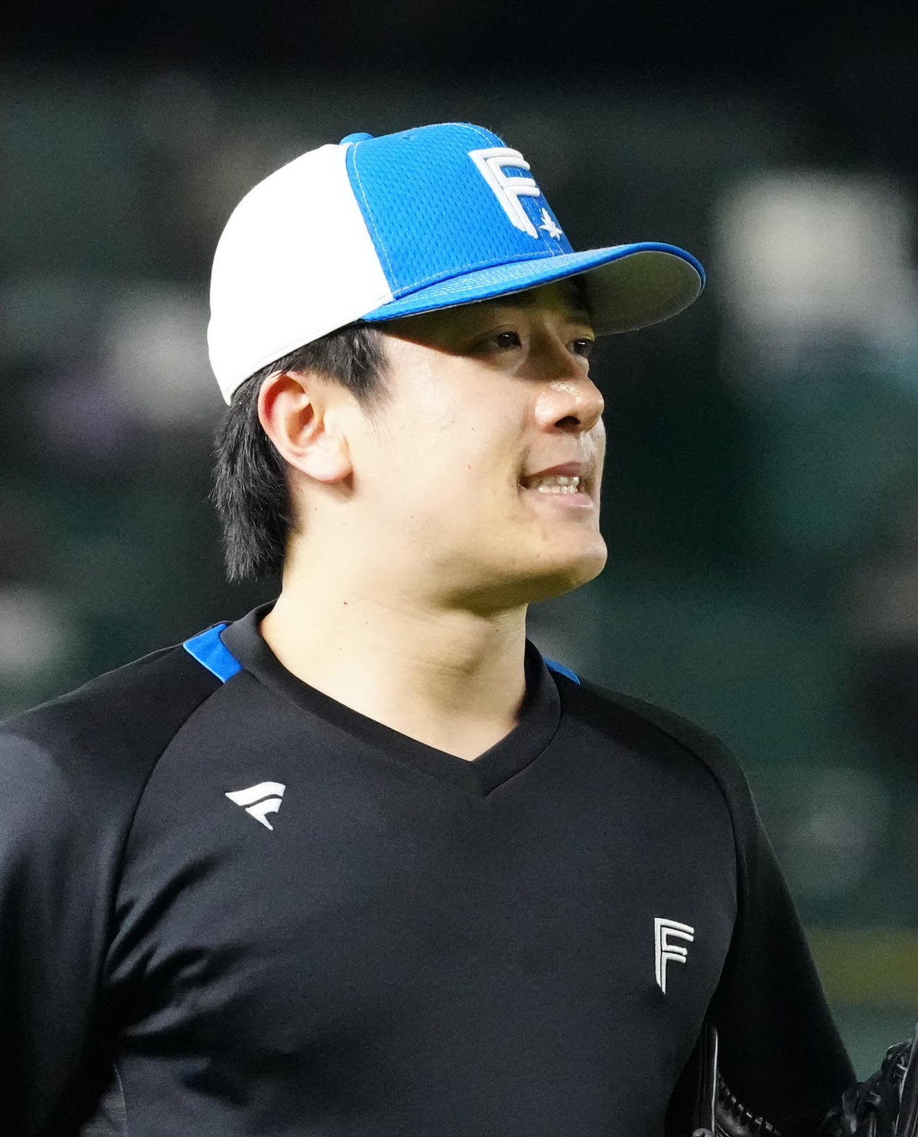 巨人対日本ハム　試合前練習後、日本ハム新庄監督が曲げた帽子をかぶって引き揚げる北山（撮影・江口和貴）